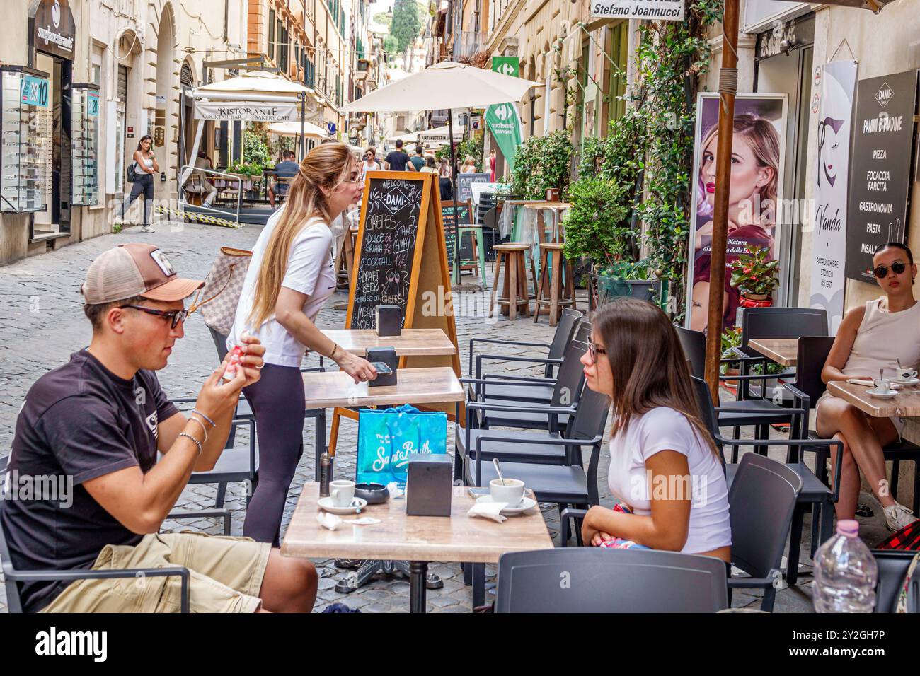 Roma Italia,via della Croce,ristorante Dami bistrot,ristorante all'aperto,via pedonale,tavoli sedie ombrelloni,uomo donna coppia,appartamento residenziale bu Foto Stock