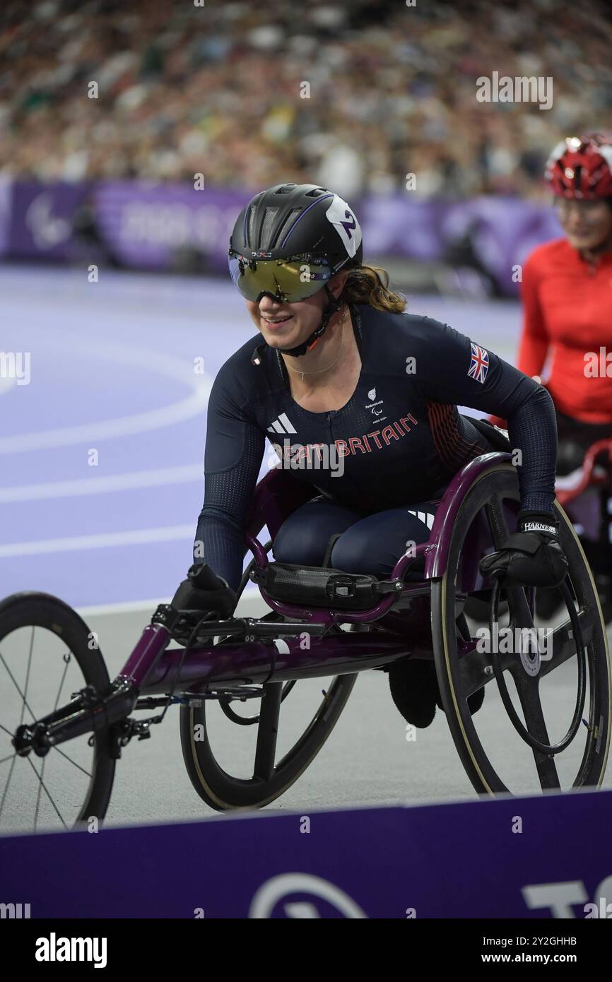 Fabienne Andre della Gran Bretagna gareggia nei 800m T34 femminili ai Giochi Paralimpici estivi di Parigi 2024 allo Stade de France il 7 settembre 2024 Foto Stock