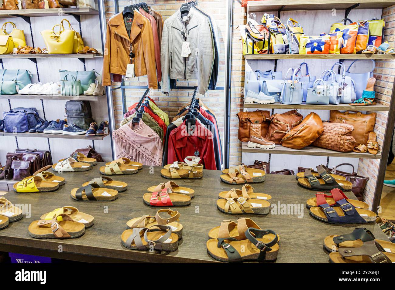 Roma Italia,via della Croce,Florence Moon Pelletteria,fabbrica di pelletteria,borse da donna,interni,vendita espositori,scarpe sandali jack Foto Stock