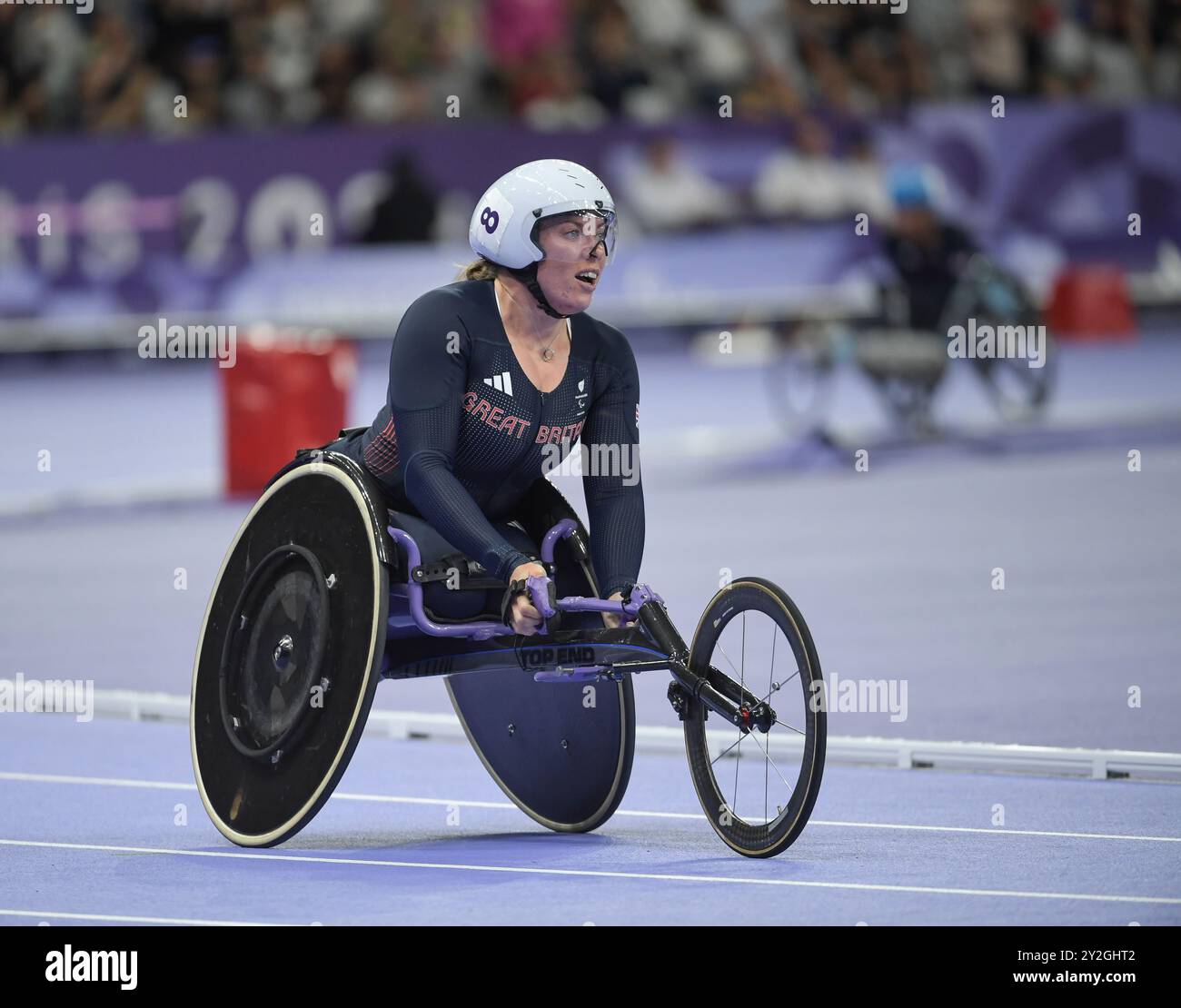 Hannah Cockroft della Gran Bretagna gareggia nei 800m T34 femminili ai Giochi Paralimpici estivi di Parigi 2024 allo Stade de France il 7 settembre 2024 Foto Stock