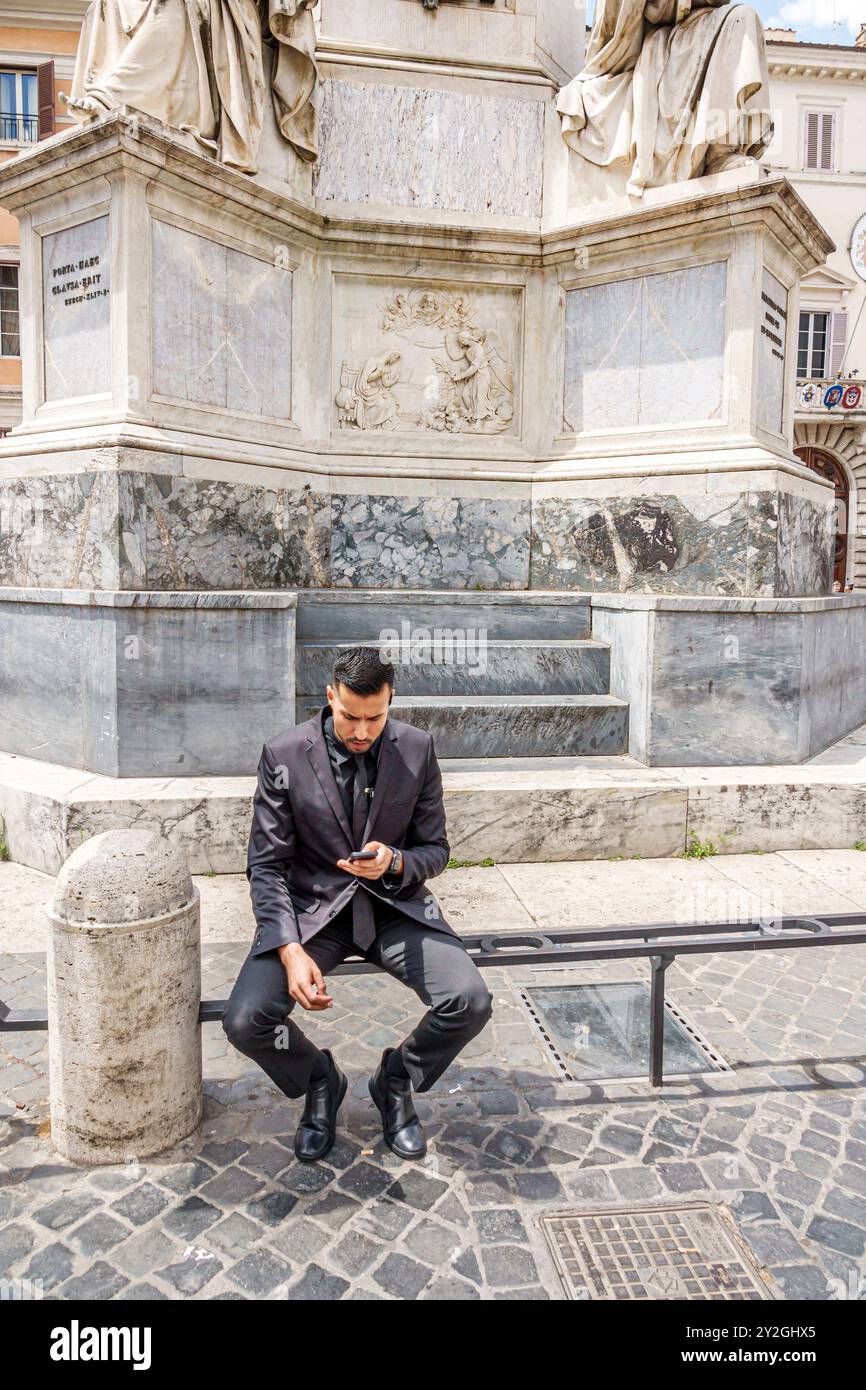 Roma, Piazza di Spagna, Piazza spagnola, colonna dell'Immacolata Concezione colonna dell'Immacolata Concezione, uomo d'affari seduto, r Foto Stock