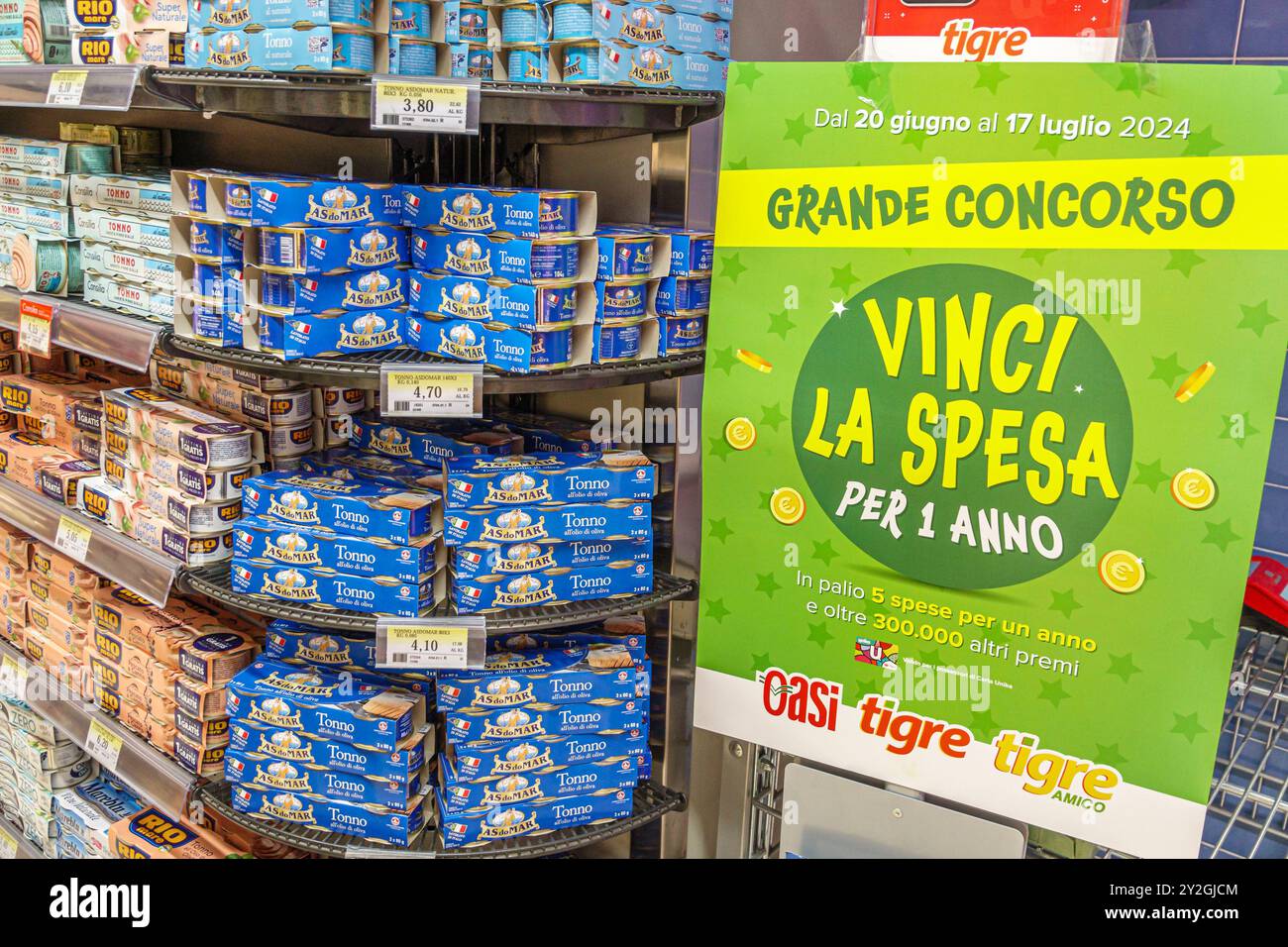 Roma, via del Pozzetto, Tigre Supermercado, supermercato, negozio di alimentari, scaffali con cibo in vendita, interno, conserve di tonno, Rio Mare, come Mar, insegna Foto Stock