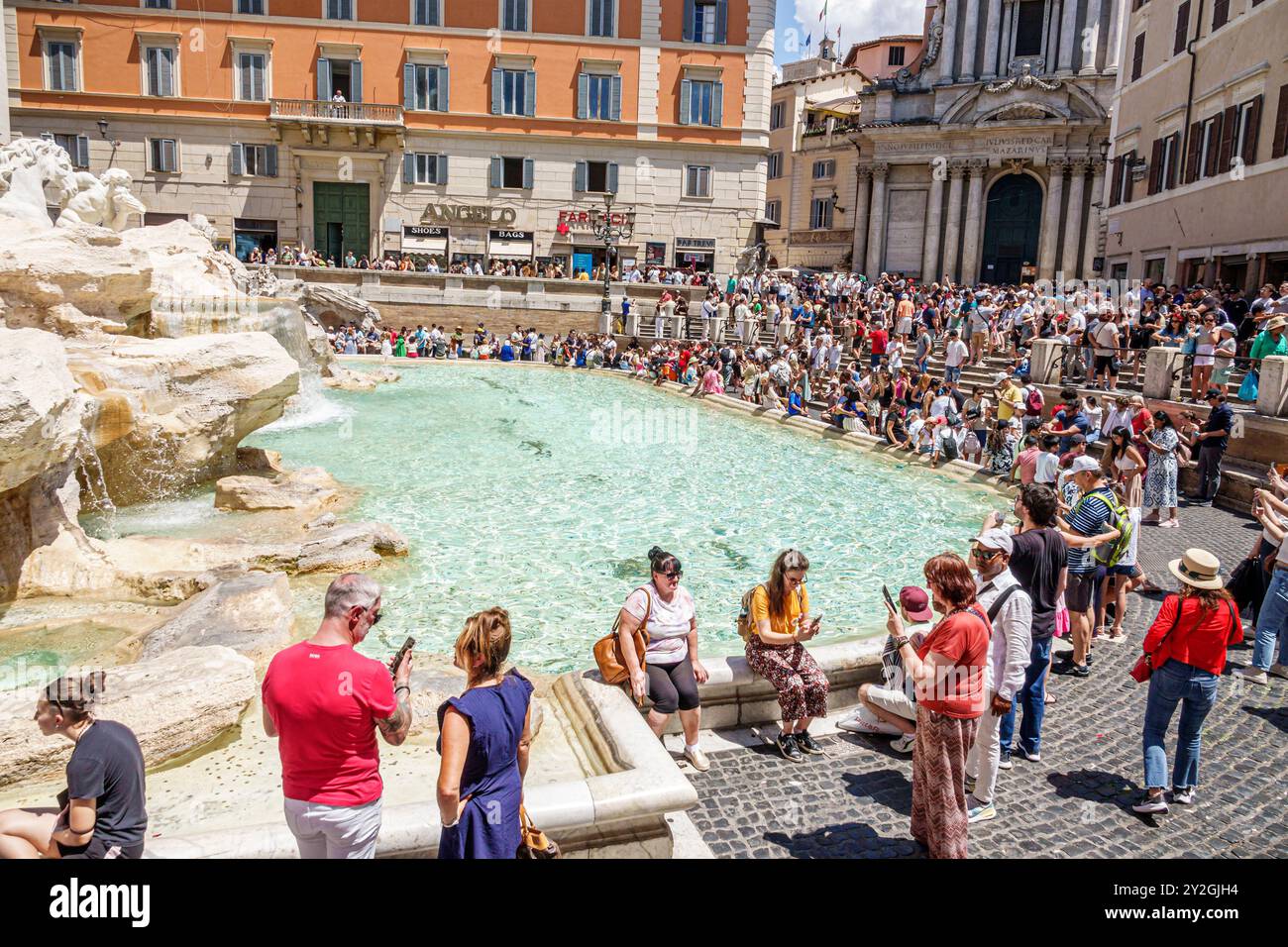Roma Italia, Piazza di Trevi, Fontana di Trevi, Fontana di Trevi, architetto di design barocco Nicola salvi, grande folla di turisti, uomini donne coppie famiglie visito Foto Stock