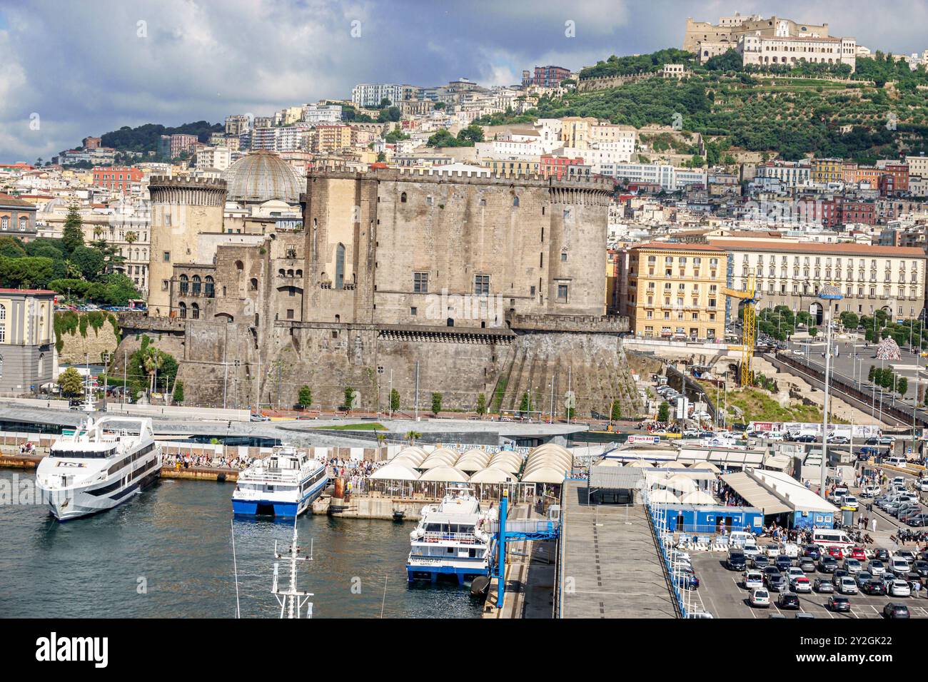 Napoli Italia, Mar Mediterraneo, Porto di Napoli, Castel nuovo, castello medievale della fortezza, colle del Vormero, Europa Italiana europea, i visitatori viaggiano tra Foto Stock