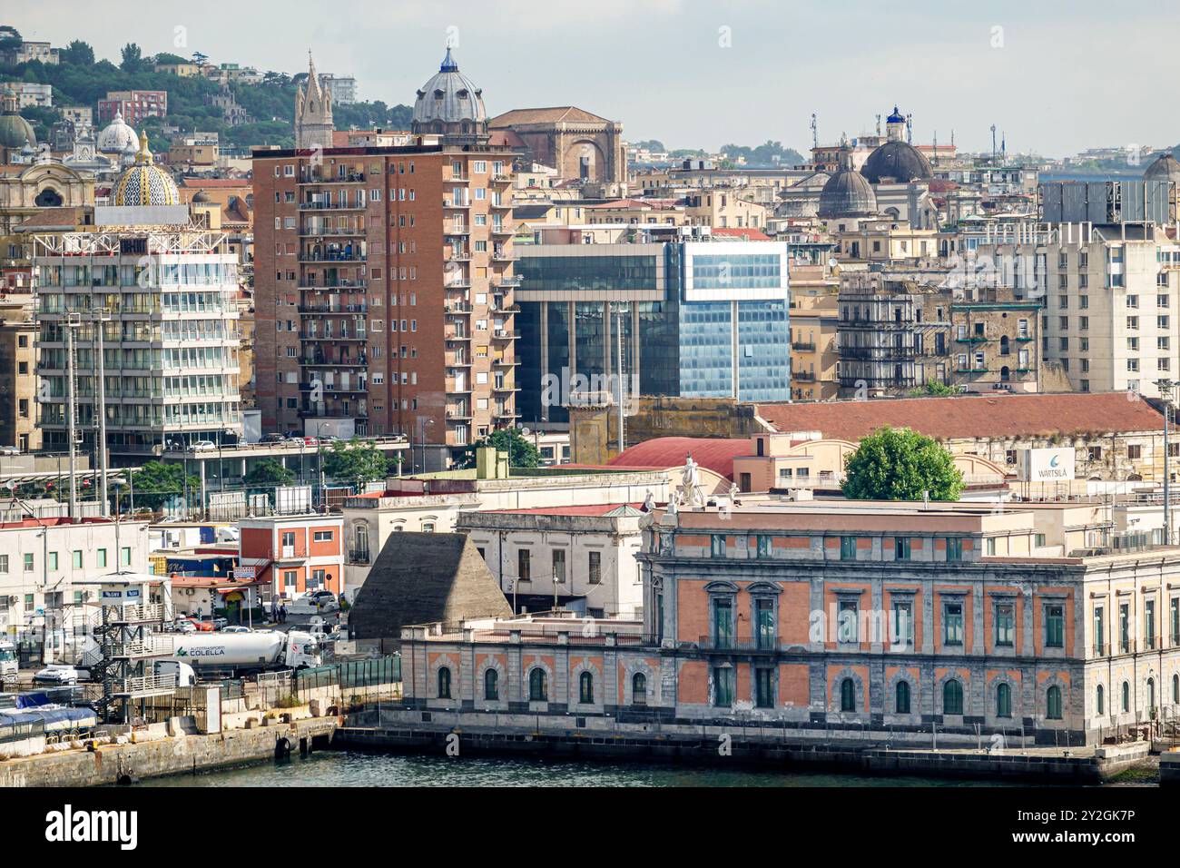 Napoli Italia, Mar Mediterraneo, Porto di Napoli, vista dello skyline della città da, Palazzo dell'Immacolatella, stazione di quarantena sulla banchina in stile barocco Foto Stock