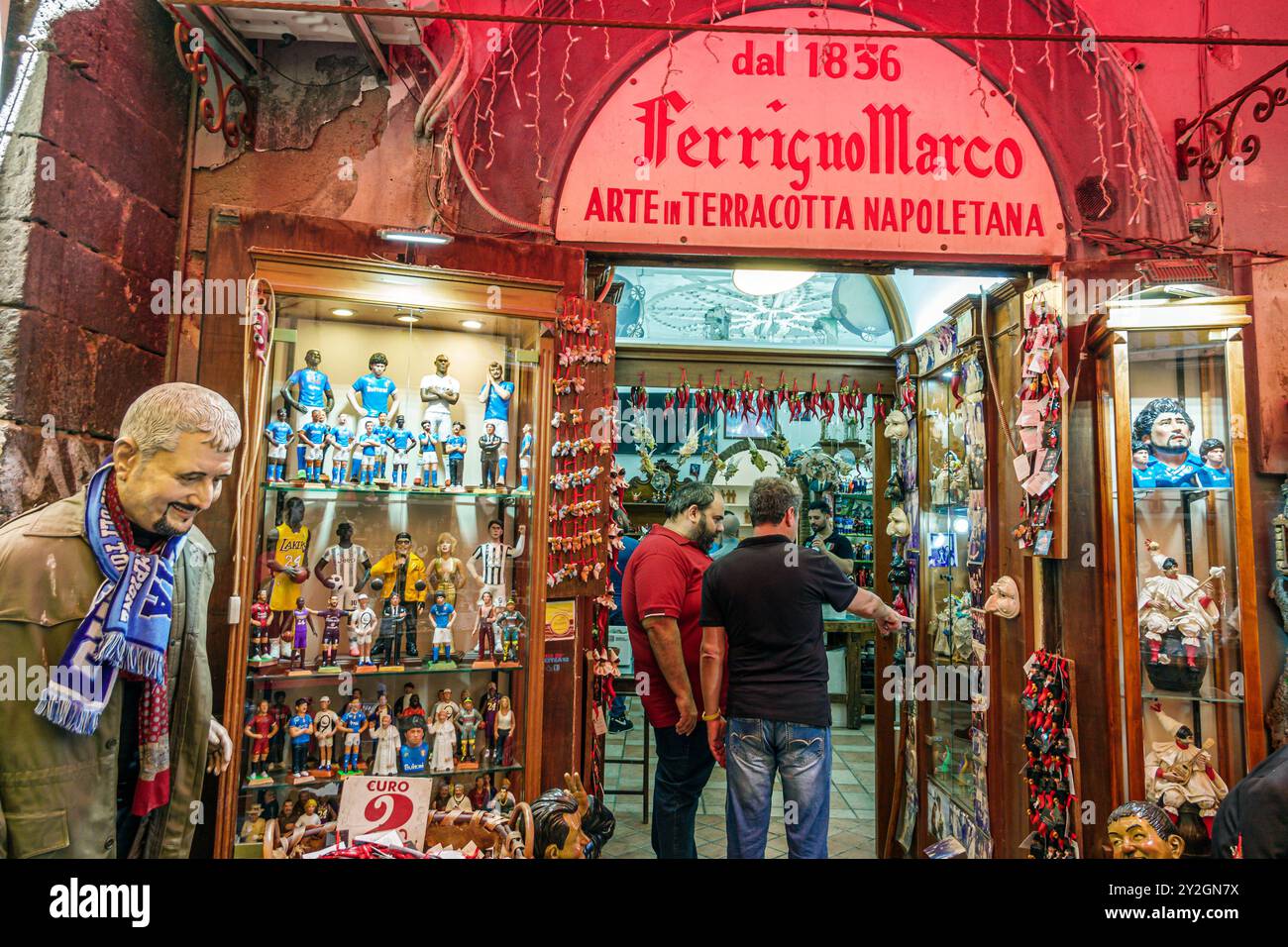 Napoli, via San Gregorio Armeno, Giuseppe e Marco Ferrigno, negozio di artigianato in terracotta, negozi di souvenir, ingresso esterno Foto Stock