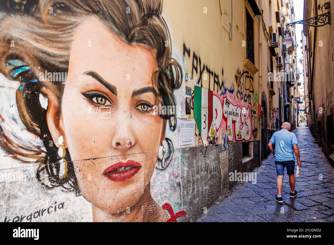 Napoli Italia, Vico Purgatorio ad Arco, murale dell'attrice Sophia Loren, vicolo pedonale, uomo residente a piedi, Europa Italiana europea, visitatori trave Foto Stock