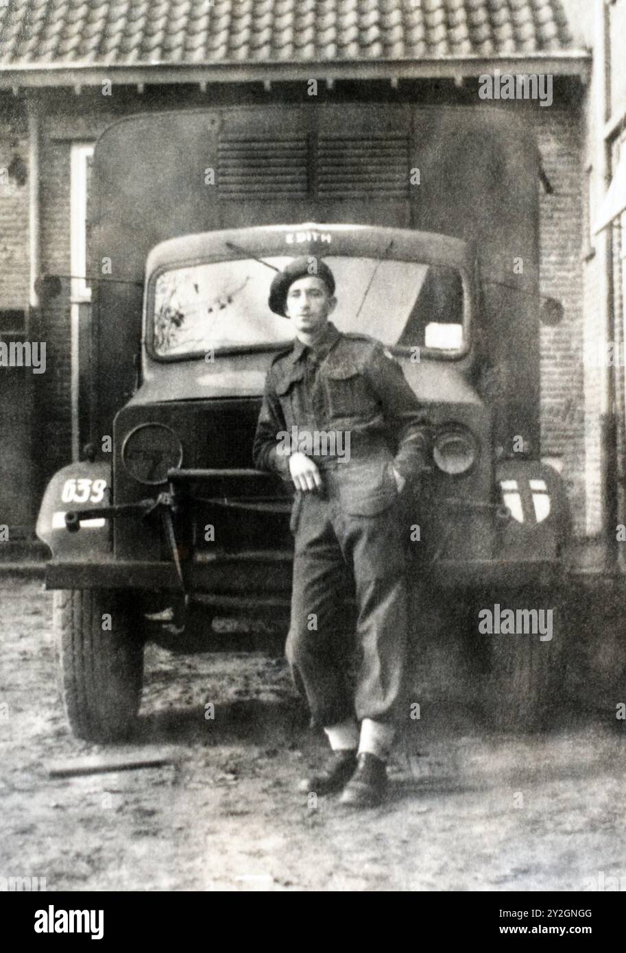 Un soldato britannico di fronte a un camion da laboratorio Bedford dell'esercito di nome Edith della seconda Armata durante la seconda guerra mondiale. Foto Stock