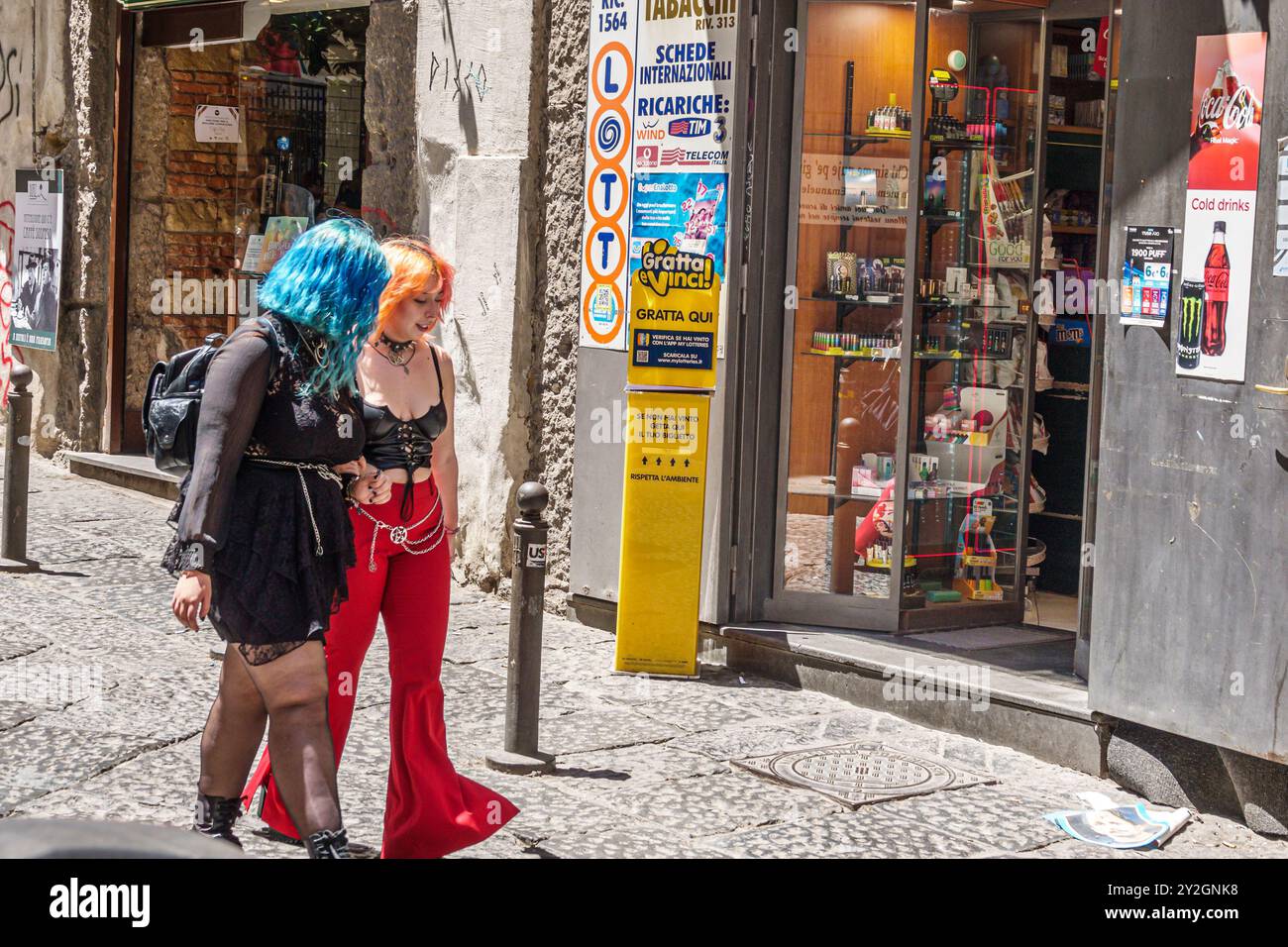 Napoli Italia, via dei tribunali, 2 giovani donne adulte, capelli tinti, moda gotica gotica alla moda, Europa italiana europea, i visitatori viaggiano Foto Stock