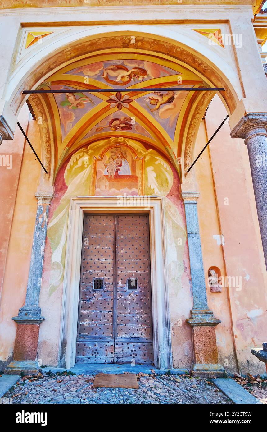 Il portico affrescato del santuario medievale della Madonna d'Ongero, Carona, Ticino, Svizzera Foto Stock