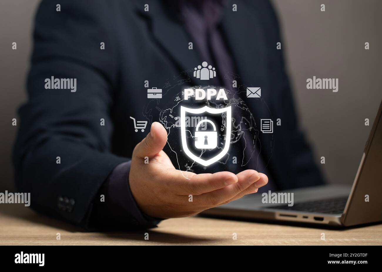 Uomo con l'icona di uno scudo di sicurezza con un lucchetto al centro. Concetto di legge sulla protezione dei dati personali: PDPA. E' un principio giuridico per evitare che si verifichi Foto Stock