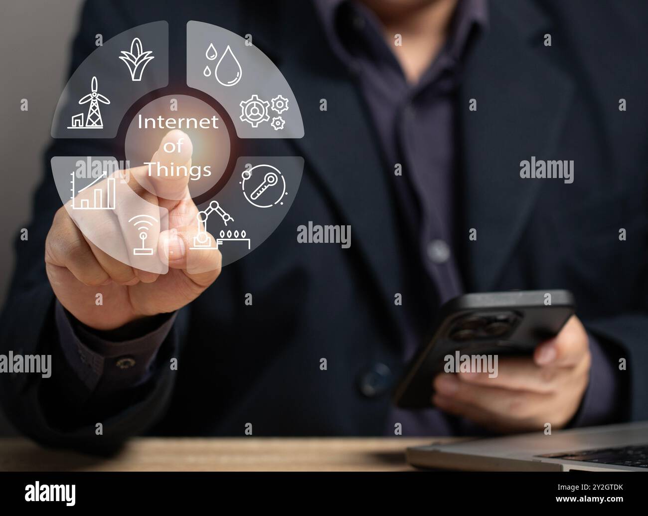 Uomo che utilizza Internet of Things su schermo virtuale per controllare varie attività tramite smartphone. Concetto di utilizzo della tecnologia nella vita quotidiana. Tecnologia per il busin Foto Stock