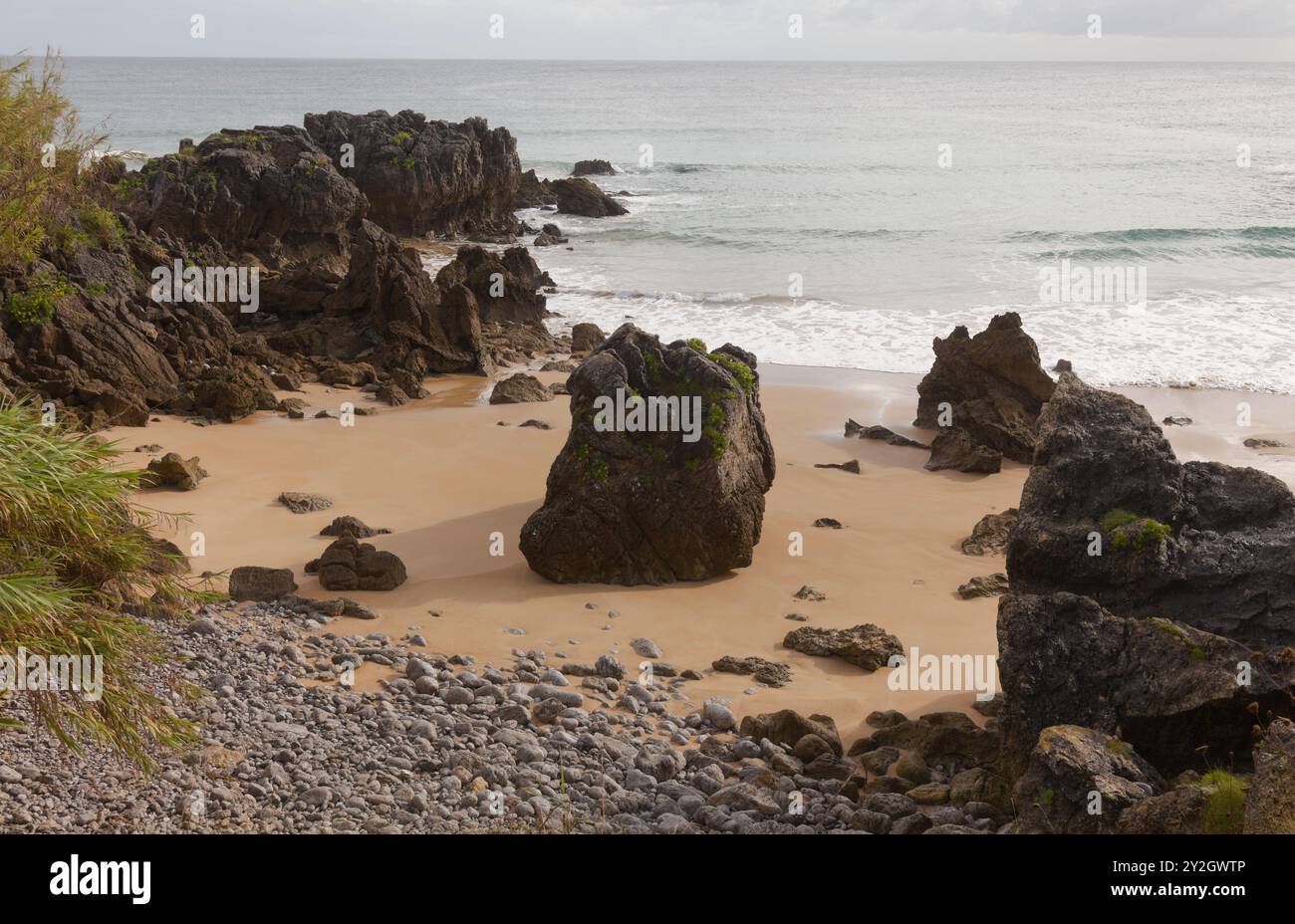 Cantabria, Spagna, paesaggi lungo una breve passeggiata costiera tra due spiagge cittadine Playa de RIS e Trengandin Foto Stock