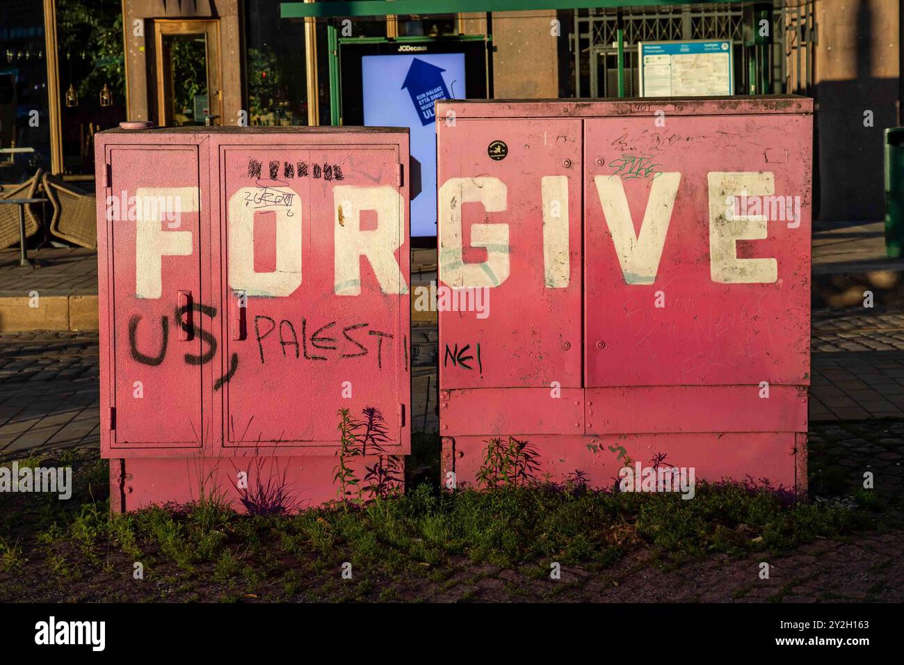 Perdonaci, Palestina! Graffiti legali di Street art su armadietto elettrico sono stati modificati con dichiarazioni politiche nel distretto di Kluuvi a Helsinki, Finlandia. Foto Stock