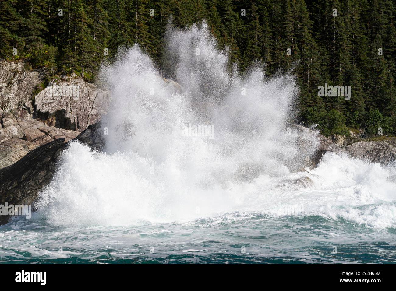 Onde che si infrangono contro la costa a Cross Sound, Alaska sud-orientale, Stati Uniti. Foto Stock