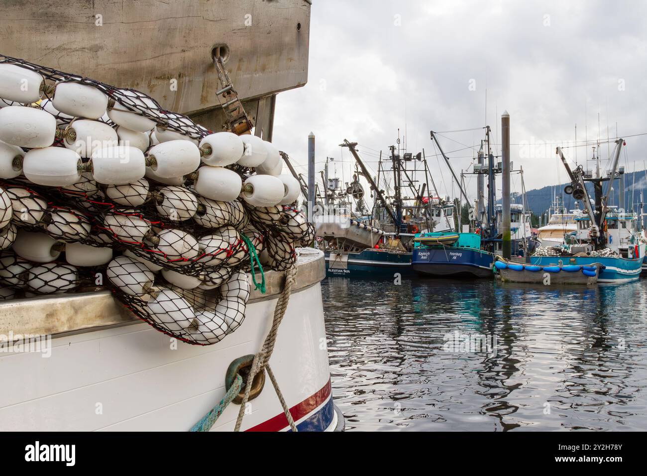 Viste dalla città di pescatori di Petersburg sull'isola Mitkof, Alaska sud-orientale, Stati Uniti, Oceano Pacifico. Foto Stock