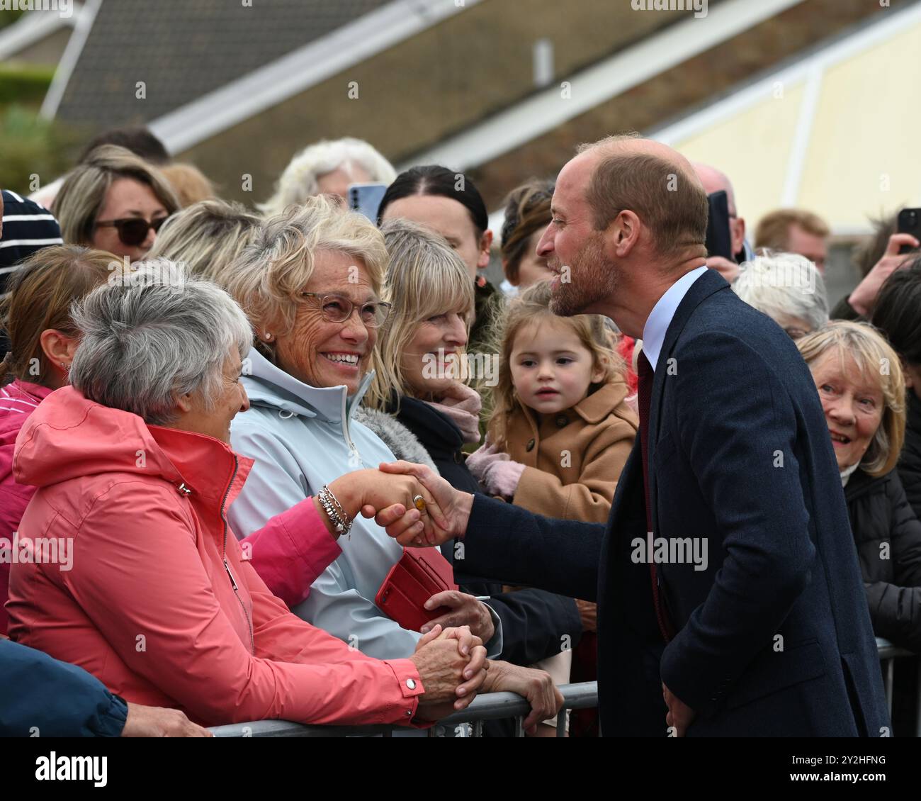 Llanelli, Galles Regno Unito 10 settembre 2024 sua altezza reale il Principe William, Principe di Galles accoglie i benestanti fuori dalla Swiss Valley Primary School dove ha incontrato gli studenti che hanno preso parte all'Urdd Eisteddfod 2024; un festival di una settimana che celebra la lingua e la cultura gallesi. Il suo viaggio a Llanelli, nel Galles del Sud, includeva anche una visita alla Wales Air Ambulance di cui è patrono, e a Parc y Scarlets, la casa della squadra di rugby a 15 degli Scarlets. Foto Stock