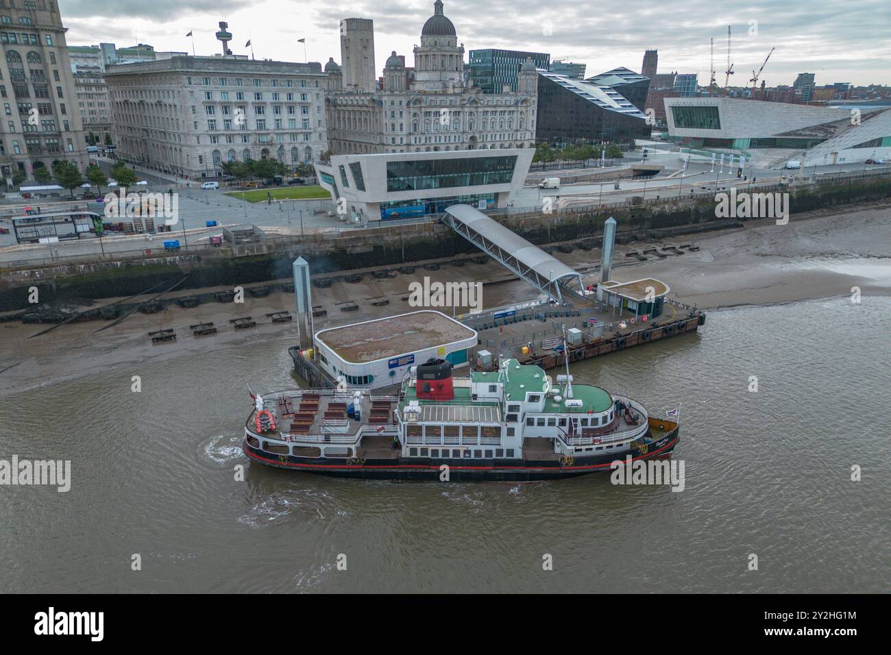 Un traghetto Mersey (MV Royal Iris) che arriva al molo di Pier Head a Liverpool, Inghilterra. Foto Stock