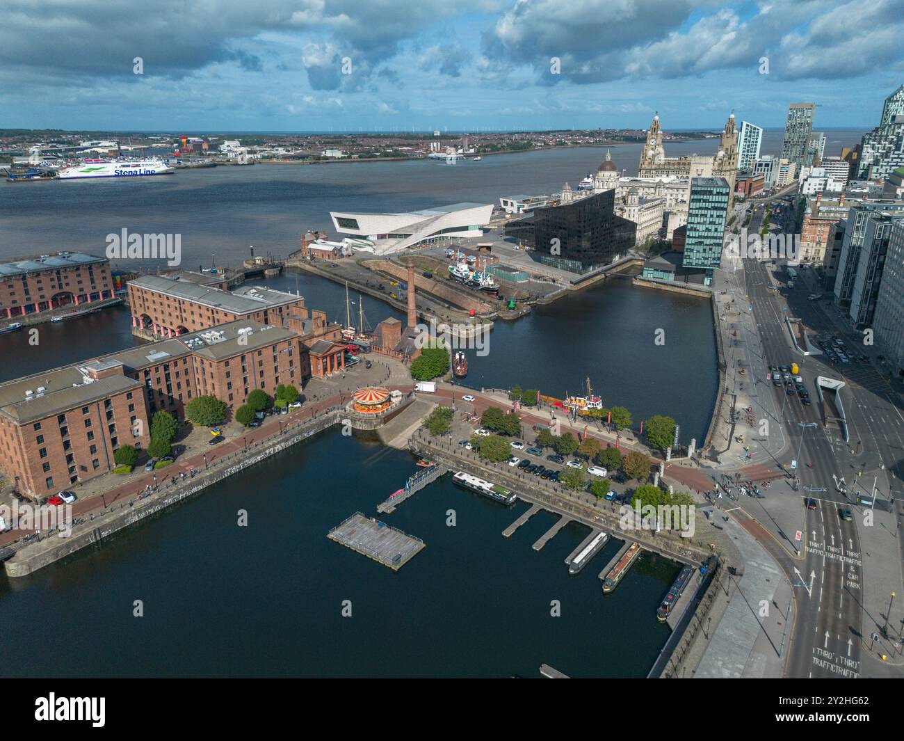 Veduta aerea che guarda attraverso Salthouse Dock verso RIBA North e il Museo di Liverpool con il fiume Mersey alle spalle, Liverpool, Regno Unito. Foto Stock