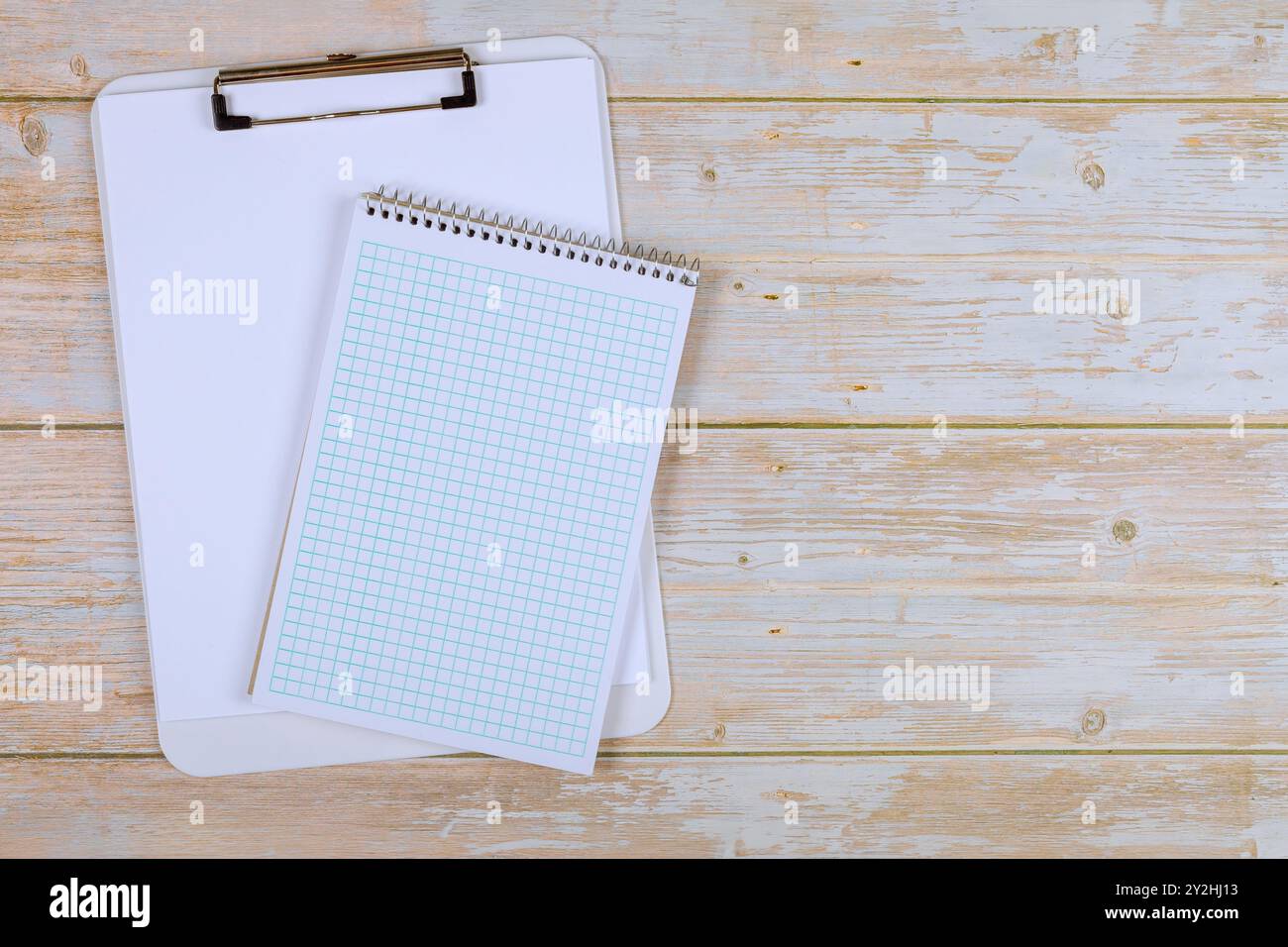 Sulla moderna scrivania da ufficio, i notebook sono posizionati per l'uso durante il lavoro Foto Stock