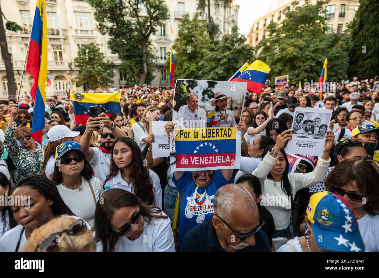 Persone che protestano durante una manifestazione davanti al Parlamento spagnolo. I venezuelani residenti a Madrid si sono riuniti per protestare contro Nicolas Maduro e dare sostegno al leader dell'opposizione Maria Corina Machado e al candidato presidenziale dell'opposizione Edmundo Gonzalez, in coincidenza con un dibattito all'interno del Parlamento, iniziativa del Partito Popolare (PP) per riconoscere Edmundo Gonzalez come il vincitore delle passate elezioni e quindi il nuovo presidente del Venezuela. Edmundo Gonzalez fuggì in esilio in Spagna l'8 settembre per trovare asilo, Foto Stock