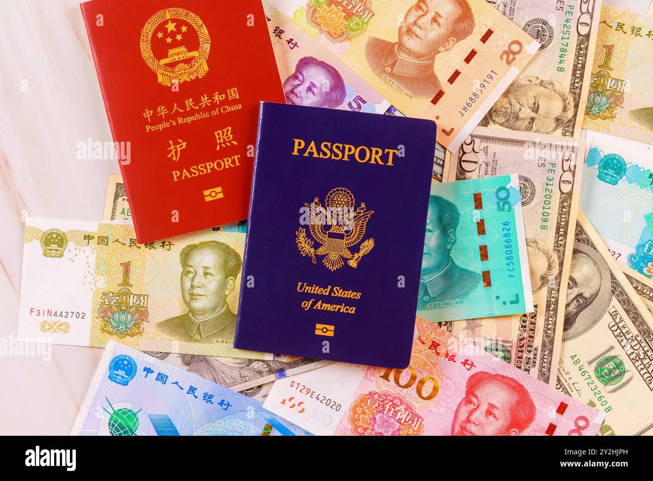 Passaporti Cina, Stati Uniti con una banconota in valuta cinese yuan banconota in dollari USA di vari tagli significa confronto tra due economie Foto Stock