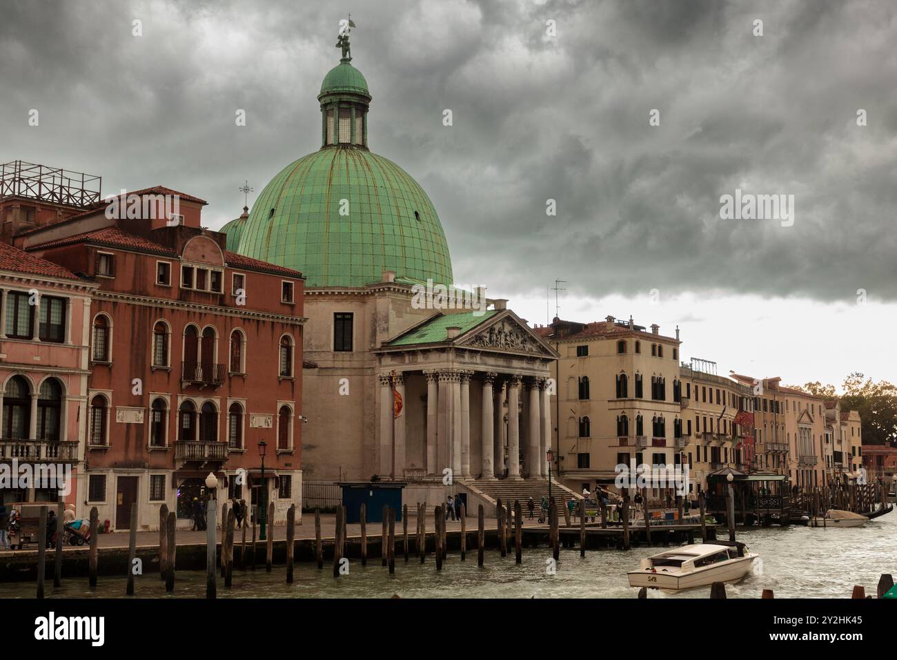 Vista della Chiesa di San Simeone piccolo e degli antichi edifici di Venezia sul Canal grande a cielo nuvoloso. Italia. Foto Stock