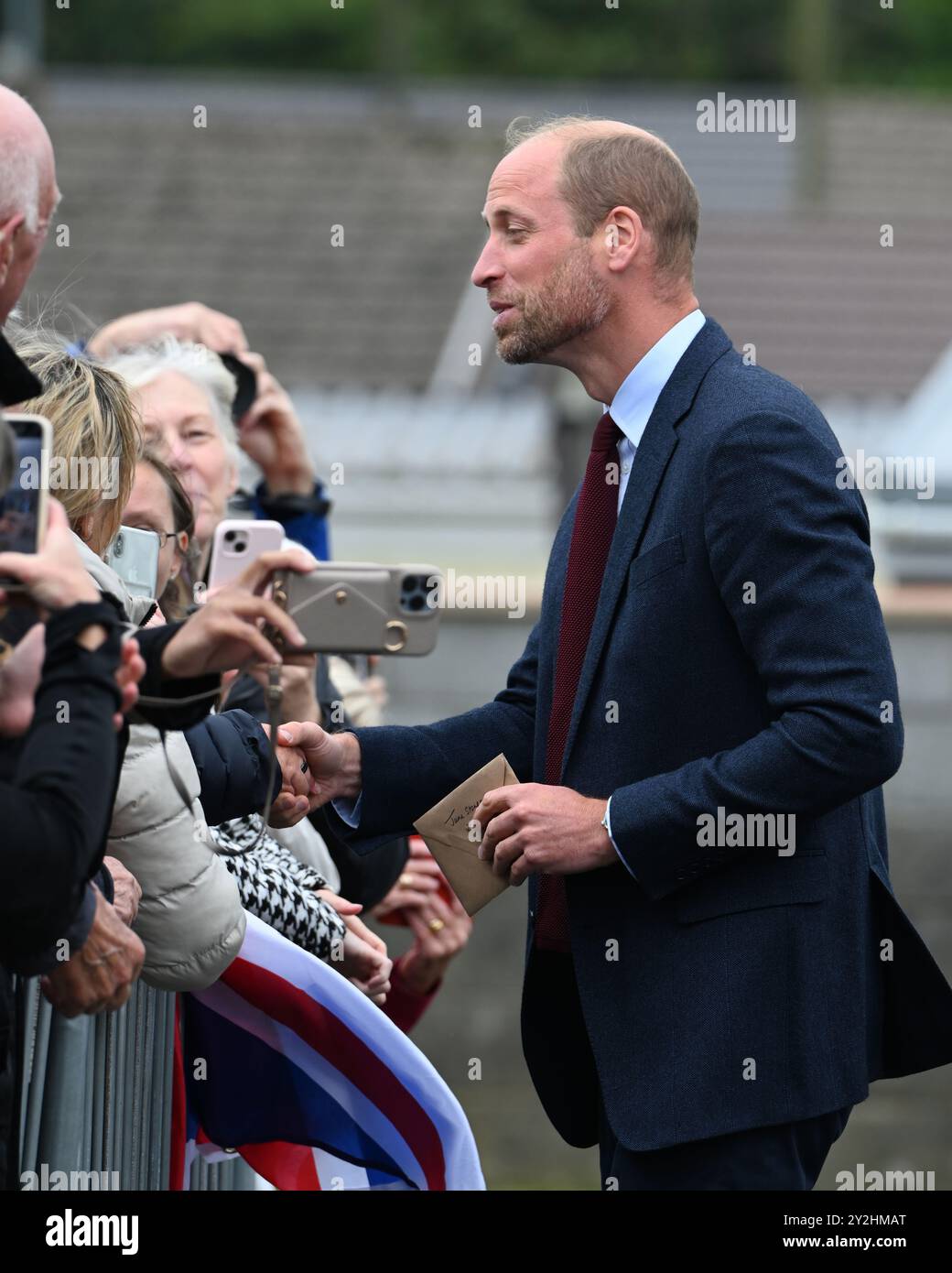 Llanelli, Galles Regno Unito 10 settembre 2024 sua altezza reale il Principe William, Principe di Galles accoglie i benestanti fuori dalla Swiss Valley Primary School dove ha incontrato gli studenti che hanno preso parte all'Urdd Eisteddfod 2024; un festival di una settimana che celebra la lingua e la cultura gallesi. Il suo viaggio a Llanelli, nel Galles del Sud, includeva anche una visita alla Wales Air Ambulance di cui è patrono, e a Parc y Scarlets, la casa della squadra di rugby a 15 degli Scarlets. Foto Stock