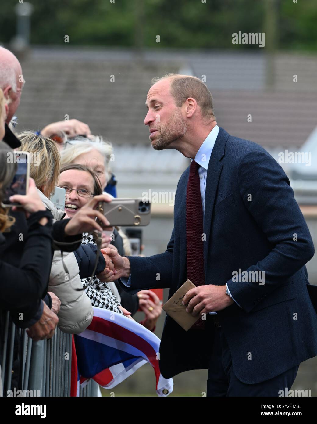 Llanelli, Galles Regno Unito 10 settembre 2024 sua altezza reale il Principe William, Principe di Galles accoglie i benestanti fuori dalla Swiss Valley Primary School dove ha incontrato gli studenti che hanno preso parte all'Urdd Eisteddfod 2024; un festival di una settimana che celebra la lingua e la cultura gallesi. Il suo viaggio a Llanelli, nel Galles del Sud, includeva anche una visita alla Wales Air Ambulance di cui è patrono, e a Parc y Scarlets, la casa della squadra di rugby a 15 degli Scarlets. Foto Stock