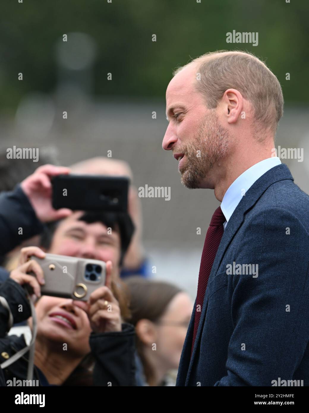 Llanelli, Galles Regno Unito 10 settembre 2024 sua altezza reale il Principe William, Principe di Galles accoglie i benestanti fuori dalla Swiss Valley Primary School dove ha incontrato gli studenti che hanno preso parte all'Urdd Eisteddfod 2024; un festival di una settimana che celebra la lingua e la cultura gallesi. Il suo viaggio a Llanelli, nel Galles del Sud, includeva anche una visita alla Wales Air Ambulance di cui è patrono, e a Parc y Scarlets, la casa della squadra di rugby a 15 degli Scarlets. Foto Stock