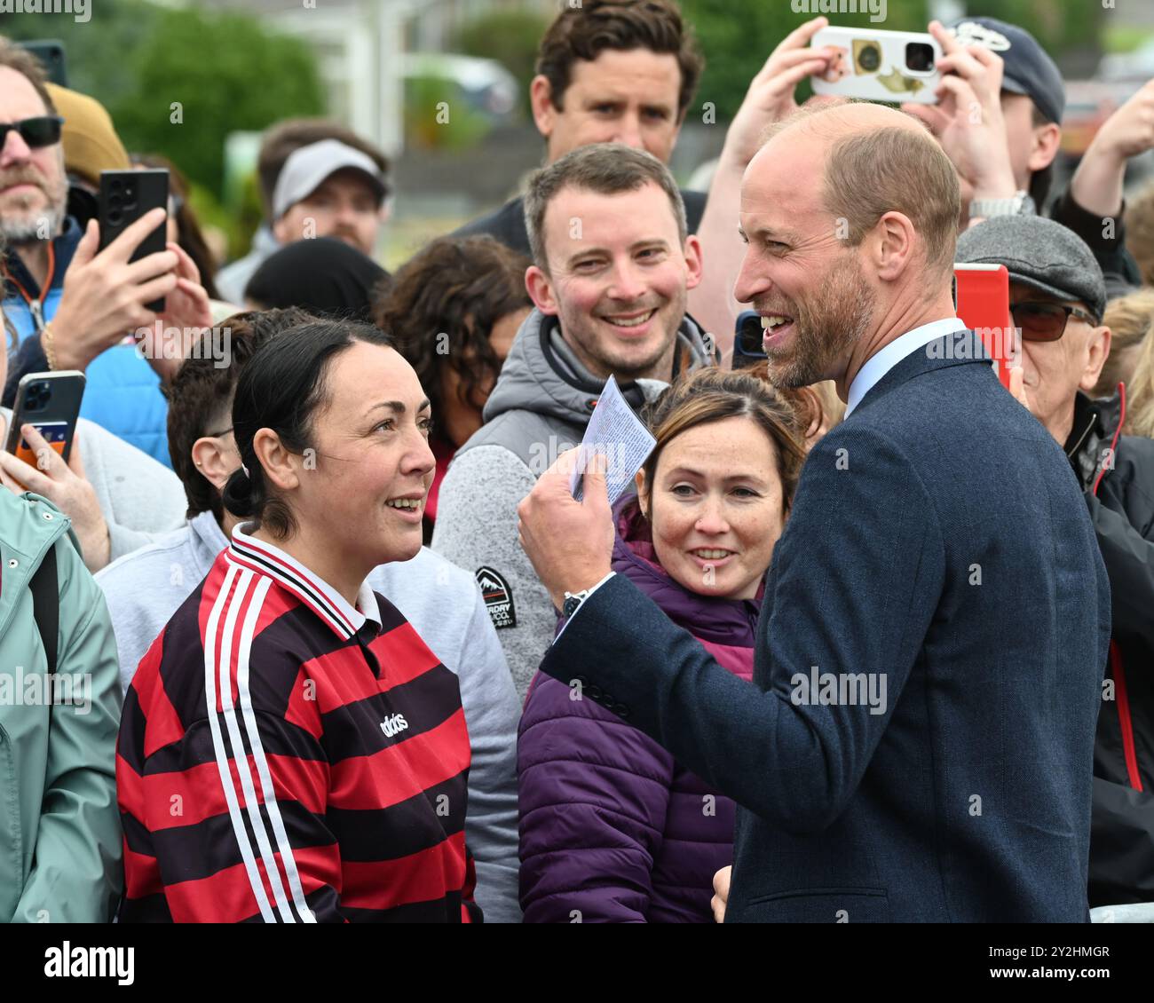 Llanelli, Galles Regno Unito 10 settembre 2024 sua altezza reale il Principe William, Principe di Galles accoglie i benestanti fuori dalla Swiss Valley Primary School dove ha incontrato gli studenti che hanno preso parte all'Urdd Eisteddfod 2024; un festival di una settimana che celebra la lingua e la cultura gallesi. Il suo viaggio a Llanelli, nel Galles del Sud, includeva anche una visita alla Wales Air Ambulance di cui è patrono, e a Parc y Scarlets, la casa della squadra di rugby a 15 degli Scarlets. Foto Stock