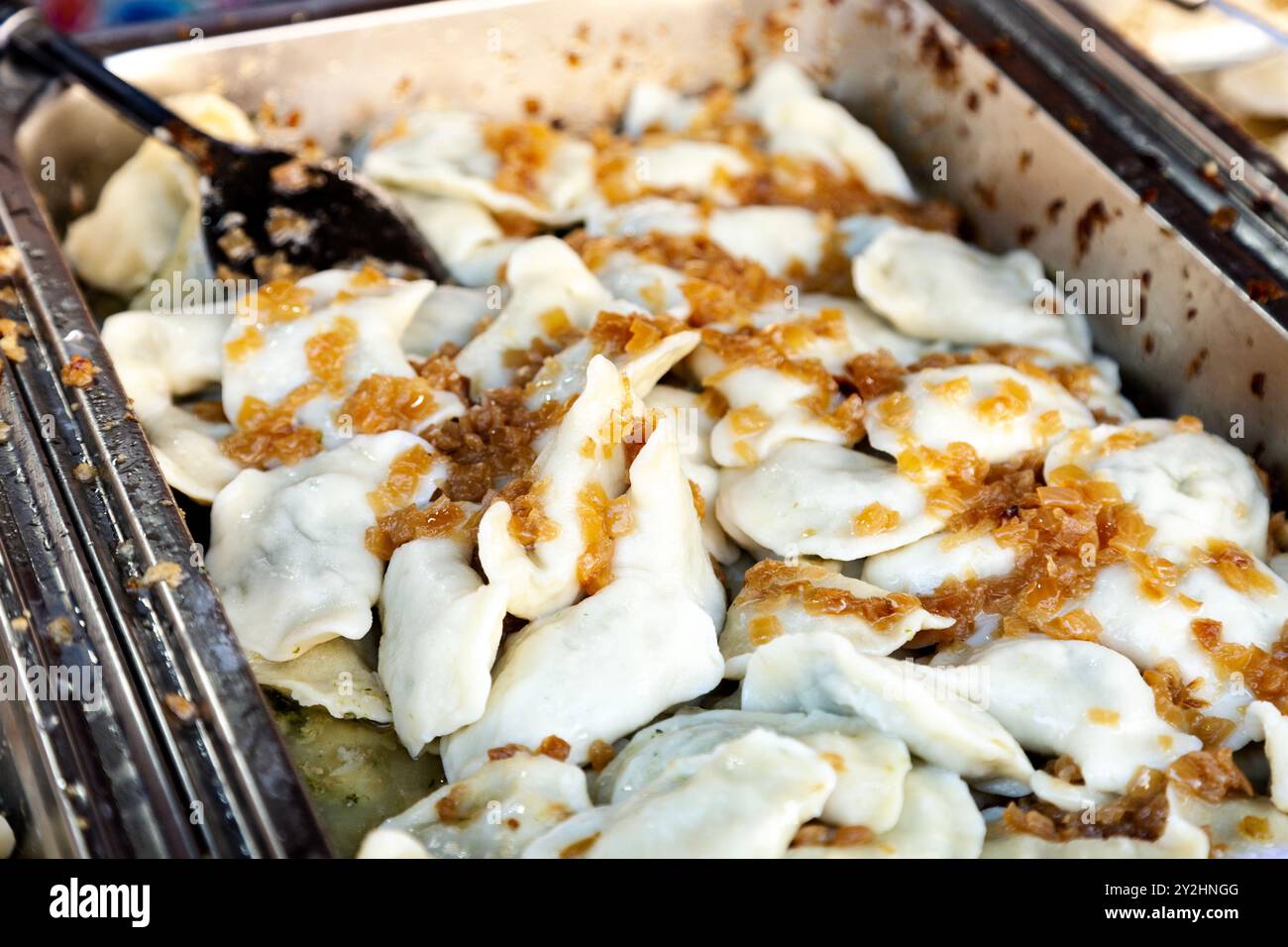 Primo piano di gnocchi polacchi (pierogi) al 16° Festival Pierogi di Cracovia, Polonia Foto Stock