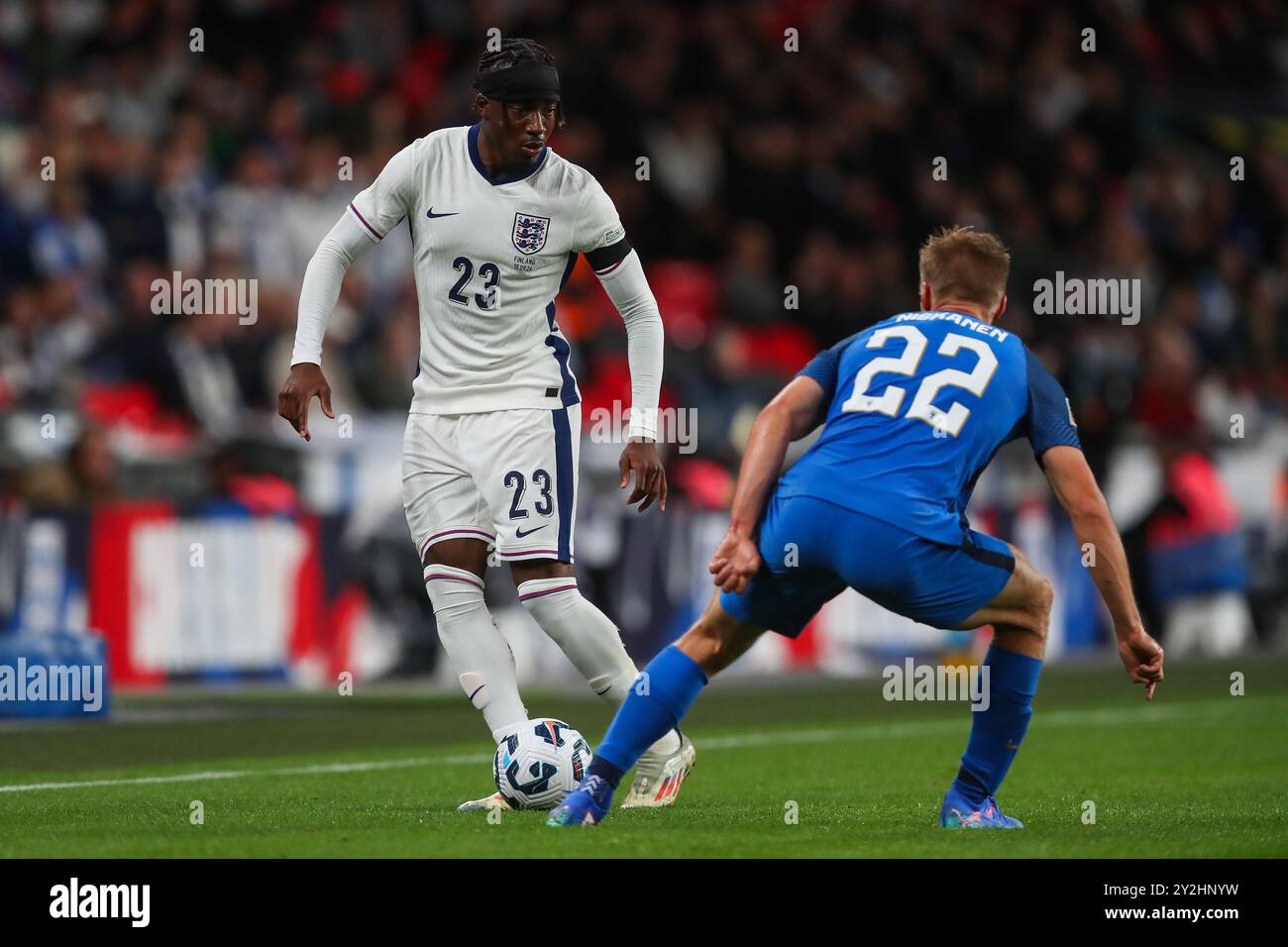 Noni Madueke, l'Inghilterra, affronta Ilmari Niskanen della Finlandia durante la UEFA Nations League - League B - gruppo 2 Inghilterra contro Finlandia allo stadio Wembley, Londra, Regno Unito, 10 settembre 2024 (foto di Gareth Evans/News Images) Foto Stock