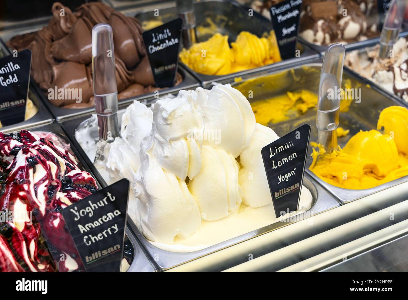 Gelato al sorbetto al limone a Bili San, Spalato, Croazia Foto Stock