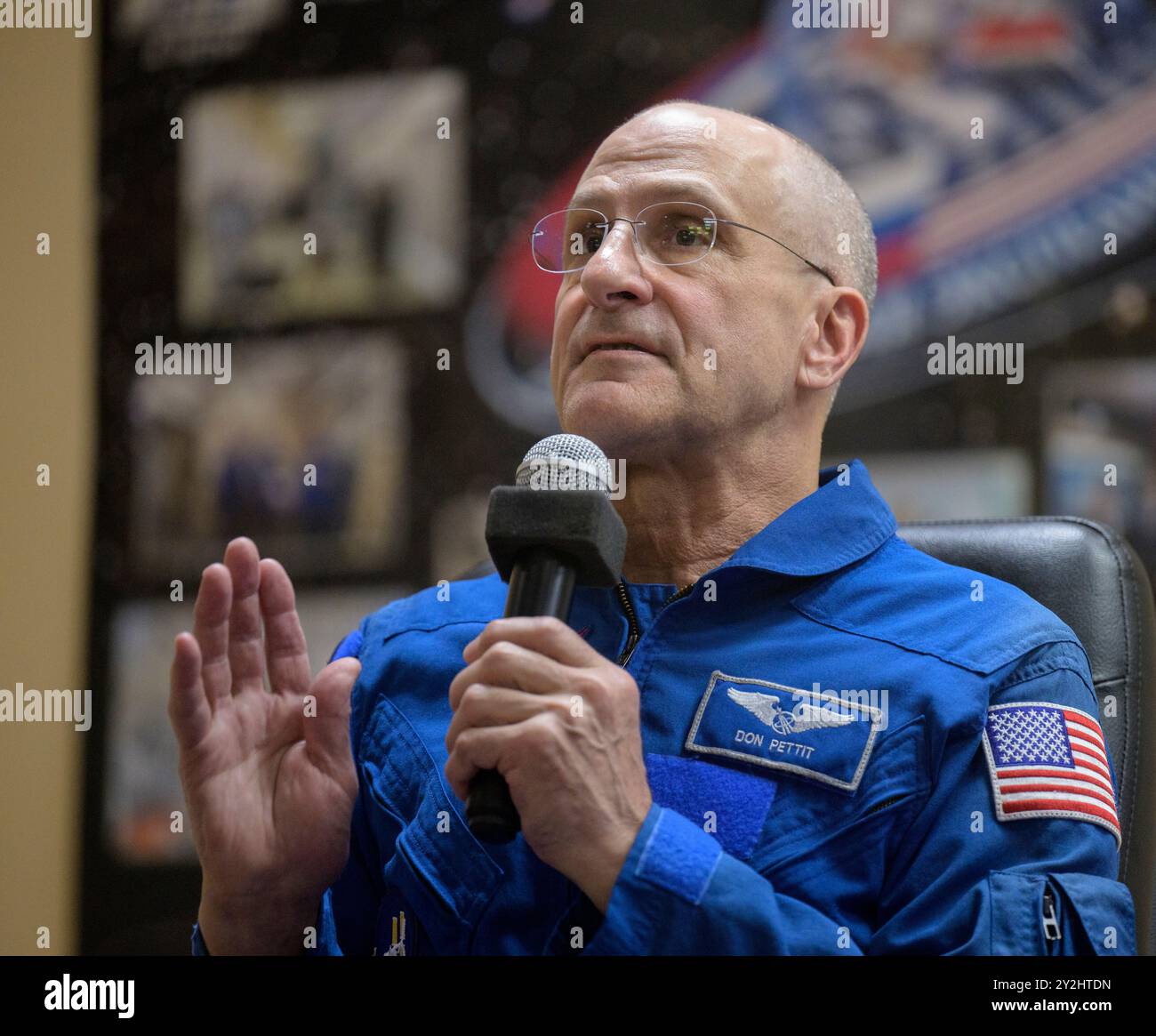 Baikonur, Kazakistan. 10 settembre 2024. L'astronauta della NASA Don Pettit in quarantena, dietro vetro, risponde a una domanda durante una conferenza stampa, prima della partenza come membro principale dell'equipaggio della Expedition 72, presso il Cosmonaut Hotel, 10 settembre 2024, a Baikonur, Kazakistan. Pettit, i cosmonauti di Roscosmos Alexey Ovchinin e Ivan Vagner, sono programmati per il lancio a bordo della loro Sojuz MS-26 l'11 settembre. Crediti: Bill Ingalls/NASA Photo/Alamy Live News Foto Stock