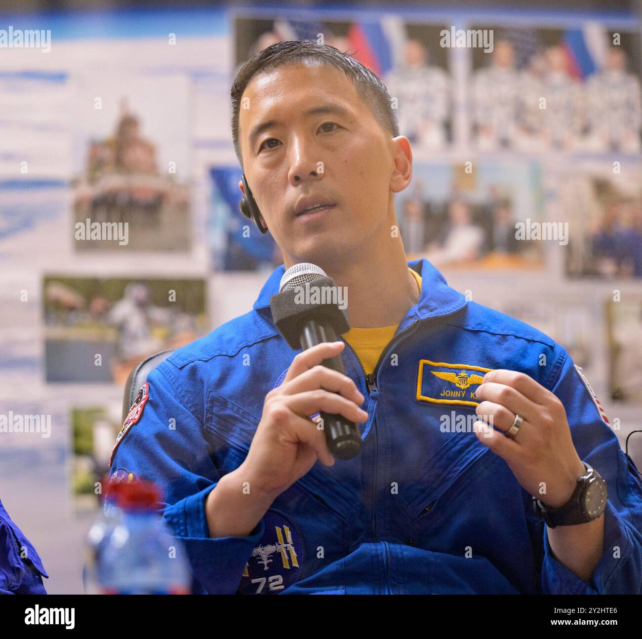 Baikonur, Kazakistan. 10 settembre 2024. L'equipaggio di riserva della Expedition 70 Jonny Kim in quarantena, dietro vetro, risponde a una domanda durante una conferenza stampa, prima della partenza come membro principale dell'equipaggio della Expedition 70, presso il Cosmonaut Hotel, 10 settembre 2024, a Baikonur, Kazakistan. Ivan Vagner, il collega cosmonauta di Roscosmos Alexey Ovchinin e l'astronauta della NASA Don Pettit sono in programma per il lancio a bordo della loro Soyuz MS-26 l'11 settembre. Crediti: Bill Ingalls/NASA Photo/Alamy Live News Foto Stock