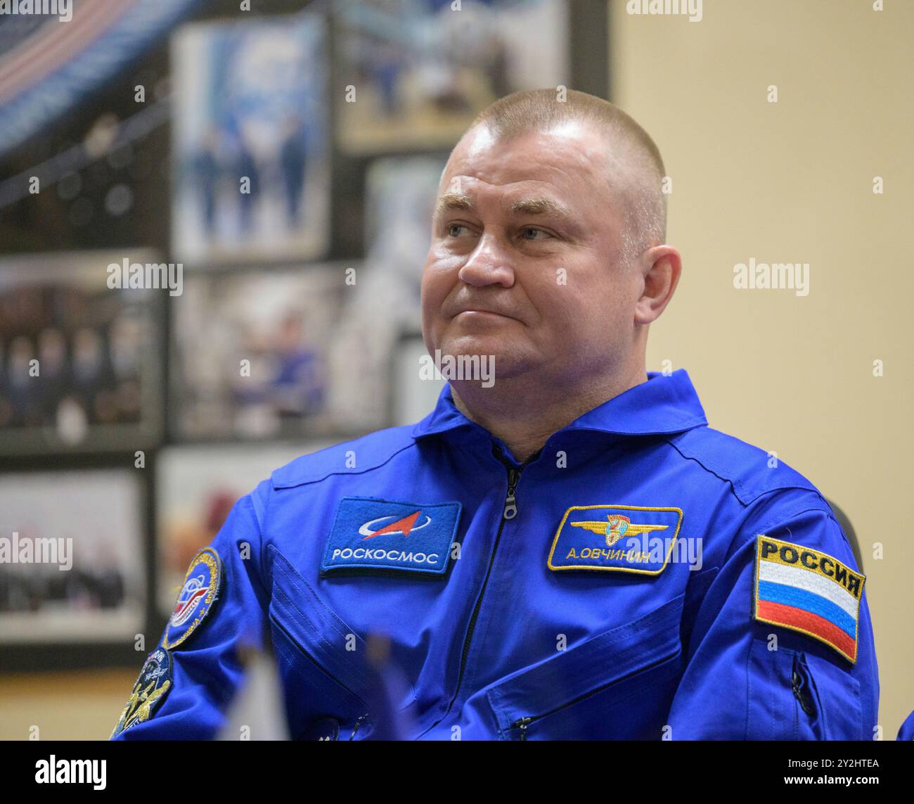 Baikonur, Kazakistan. 10 settembre 2024. Il cosmonauta di Roscosmos Alexey Ovchinin in quarantena, dietro vetro, ascolta una domanda durante una conferenza stampa, prima della partenza come membro principale dell'equipaggio della Expedition 72, presso il Cosmonaut Hotel, 10 settembre 2024, a Baikonur, Kazakistan. Ovchinin, il collega cosmonauta di Roscosmos Ivan Vagner, e l'astronauta della NASA Don Pettit sono in programma per il lancio a bordo della loro Soyuz MS-26 l'11 settembre. Crediti: Bill Ingalls/NASA Photo/Alamy Live News Foto Stock