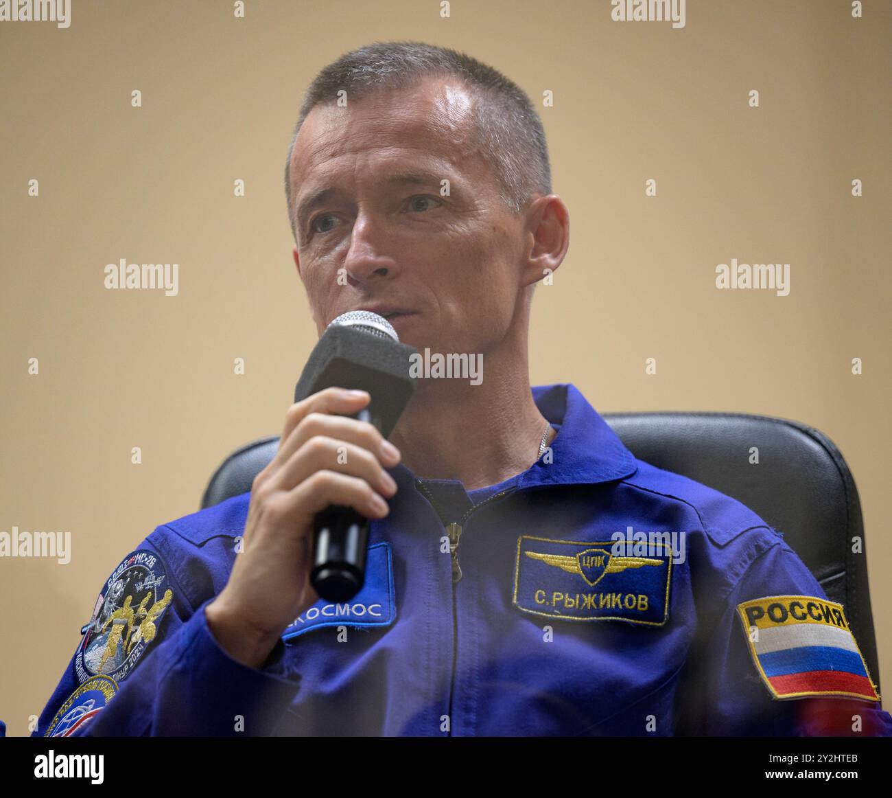 Baikonur, Kazakistan. 10 settembre 2024. L'equipaggio di riserva della spedizione 72 Sergey Ryzhikov in quarantena, dietro vetro, risponde ad una domanda durante una conferenza stampa, presso l'Hotel Cosmonaut, 10 settembre 2024, a Baikonur, Kazakistan. Ivan Vagner, il collega cosmonauta di Roscosmos Alexey Ovchinin e l'astronauta della NASA Don Pettit sono in programma per il lancio a bordo della loro Soyuz MS-26 l'11 settembre. Crediti: Bill Ingalls/NASA Photo/Alamy Live News Foto Stock