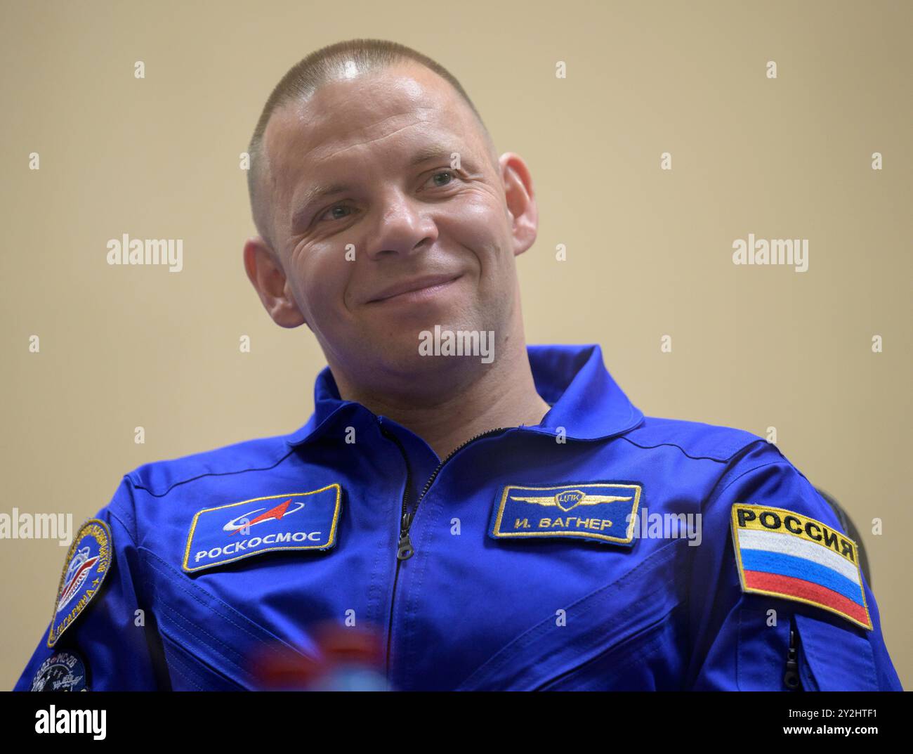 Baikonur, Kazakistan. 10 settembre 2024. Il cosmonauta di Roscosmos Ivan Vagner in quarantena, dietro vetro, ascolta una domanda durante una conferenza stampa, prima della partenza come membro principale dell'equipaggio della Expedition 72, presso il Cosmonaut Hotel, 10 settembre 2024, a Baikonur, Kazakistan. Vagner, il collega cosmonauta di Roscosmos Alexey Ovchinin e l'astronauta della NASA Don Pettit sono in programma per il lancio a bordo della loro Soyuz MS-26 l'11 settembre. Crediti: Bill Ingalls/NASA Photo/Alamy Live News Foto Stock