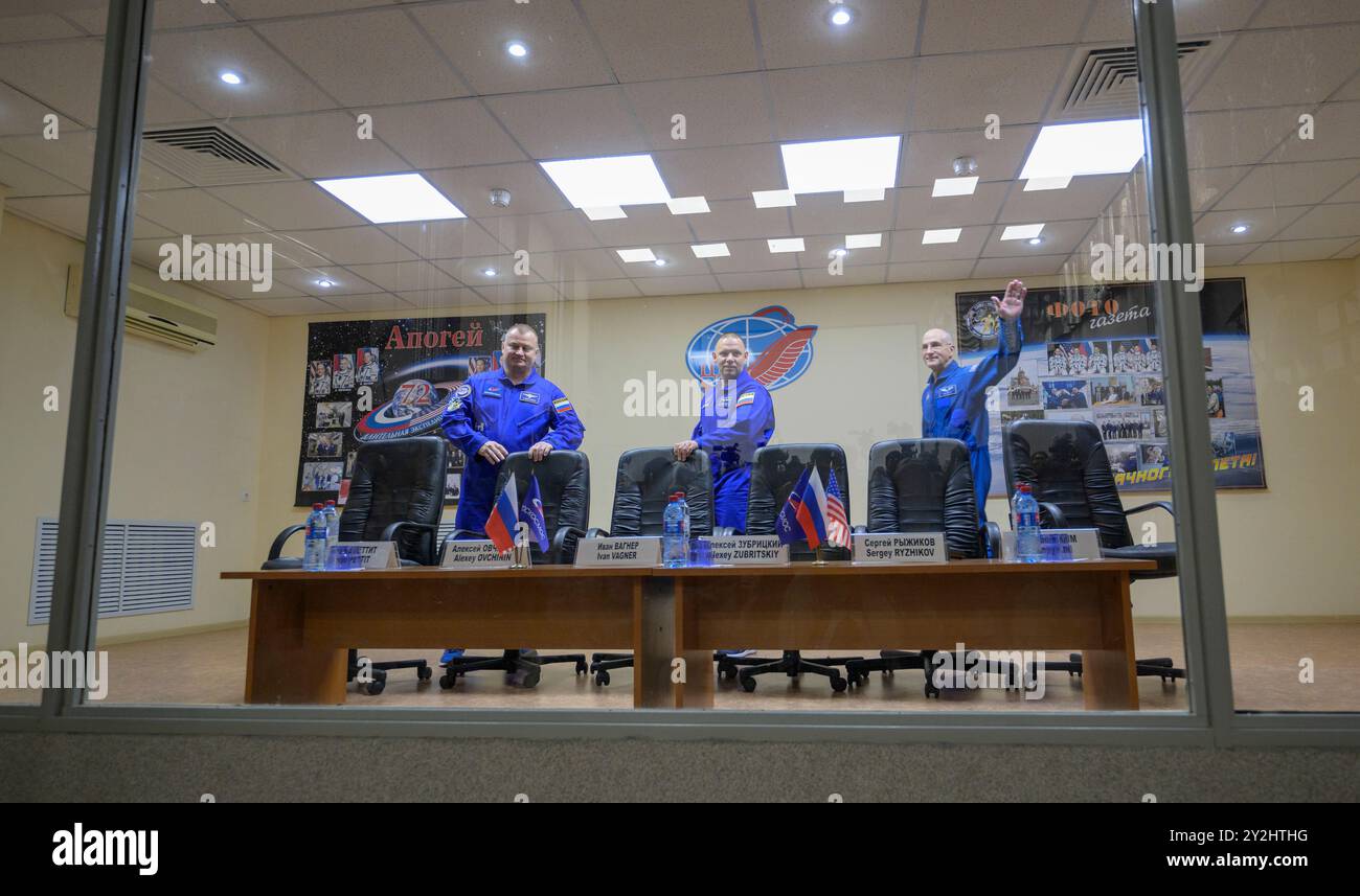 Baikonur, Kazakistan. 10 settembre 2024. L'astronauta NASA della Expedition 72 Don Pettit, a destra, i cosmonauti Roscosmos Alexey Ovchinin, a sinistra, e Ivan Vagner, al centro, ondate a seguito di una conferenza stampa pre-missione, al Cosmonaut Hotel, 10 settembre 2024, a Baikonur, Kazakistan. Pettit, Ovchinin e Vagner sono in programma per il lancio a bordo della loro Soyuz MS-26 l'11 settembre. Crediti: Bill Ingalls/NASA Photo/Alamy Live News Foto Stock