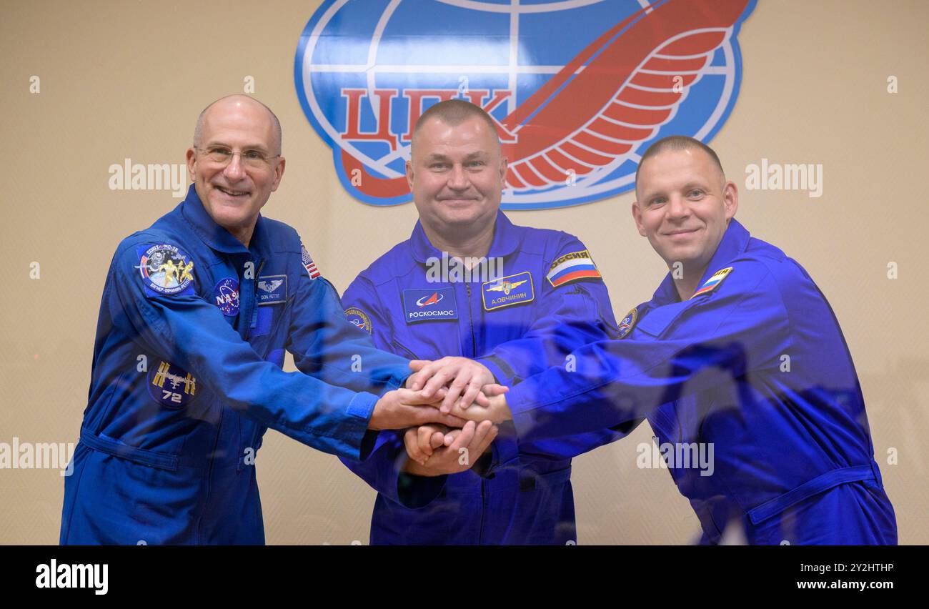 Baikonur, Kazakistan. 10 settembre 2024. L'astronauta NASA della Expedition 72 Don Pettit, a sinistra, i cosmonauti Roscosmos Alexey Ovchinin, al centro, e Ivan Vagner, a destra, si uniscono in seguito a una conferenza stampa pre-missione, presso il Cosmonaut Hotel, 10 settembre 2024, a Baikonur, Kazakistan. Pettit, Ovchinin e Vagner sono in programma per il lancio a bordo della loro Soyuz MS-26 l'11 settembre. Crediti: Bill Ingalls/NASA Photo/Alamy Live News Foto Stock
