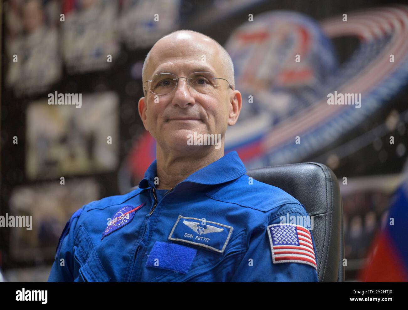 Baikonur, Kazakistan. 10 settembre 2024. L'astronauta della NASA Don Pettit in quarantena, dietro vetro, durante una conferenza stampa, prima della partenza come membro principale dell'equipaggio della Expedition 72, presso il Cosmonaut Hotel, 10 settembre 2024, a Baikonur, Kazakistan. Pettit, i cosmonauti di Roscosmos Alexey Ovchinin e Ivan Vagner, sono programmati per il lancio a bordo della loro Sojuz MS-26 l'11 settembre. Crediti: Bill Ingalls/NASA Photo/Alamy Live News Foto Stock