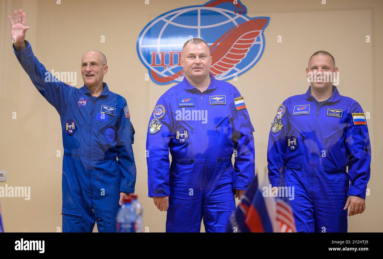 Baikonur, Kazakistan. 10 settembre 2024. L'astronauta NASA della Expedition 72 Don Pettit, a sinistra, i cosmonauti Roscosmos Alexey Ovchinin, al centro, e Ivan Vagner, a destra, ondeggiano a seguito di una conferenza stampa pre-missione, presso il Cosmonaut Hotel, 10 settembre 2024, a Baikonur, Kazakistan. Pettit, Ovchinin e Vagner sono in programma per il lancio a bordo della loro Soyuz MS-26 l'11 settembre. Crediti: Bill Ingalls/NASA Photo/Alamy Live News Foto Stock