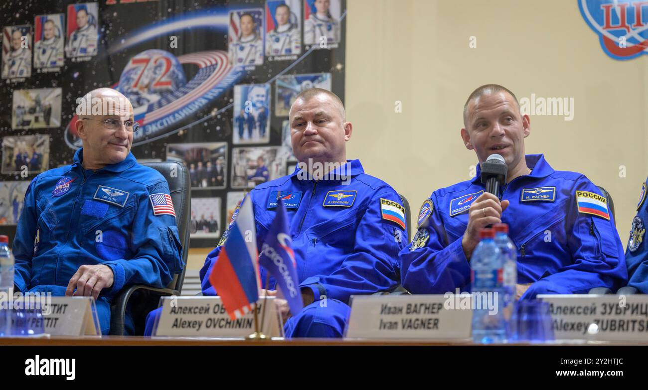 Baikonur, Kazakistan. 10 settembre 2024. Expedition 72 prime crew l'astronauta NASA Don Pettit, a sinistra, i cosmonauti Roscosmos Alexey Ovchinin, al centro, e Ivan Vagner, a destra, durante una conferenza stampa pre-missione, presso il Cosmonaut Hotel, 10 settembre 2024, a Baikonur, Kazakistan. Pettit, Ovchinin e Vagner sono in programma per il lancio a bordo della loro Soyuz MS-26 l'11 settembre. Crediti: Bill Ingalls/NASA Photo/Alamy Live News Foto Stock
