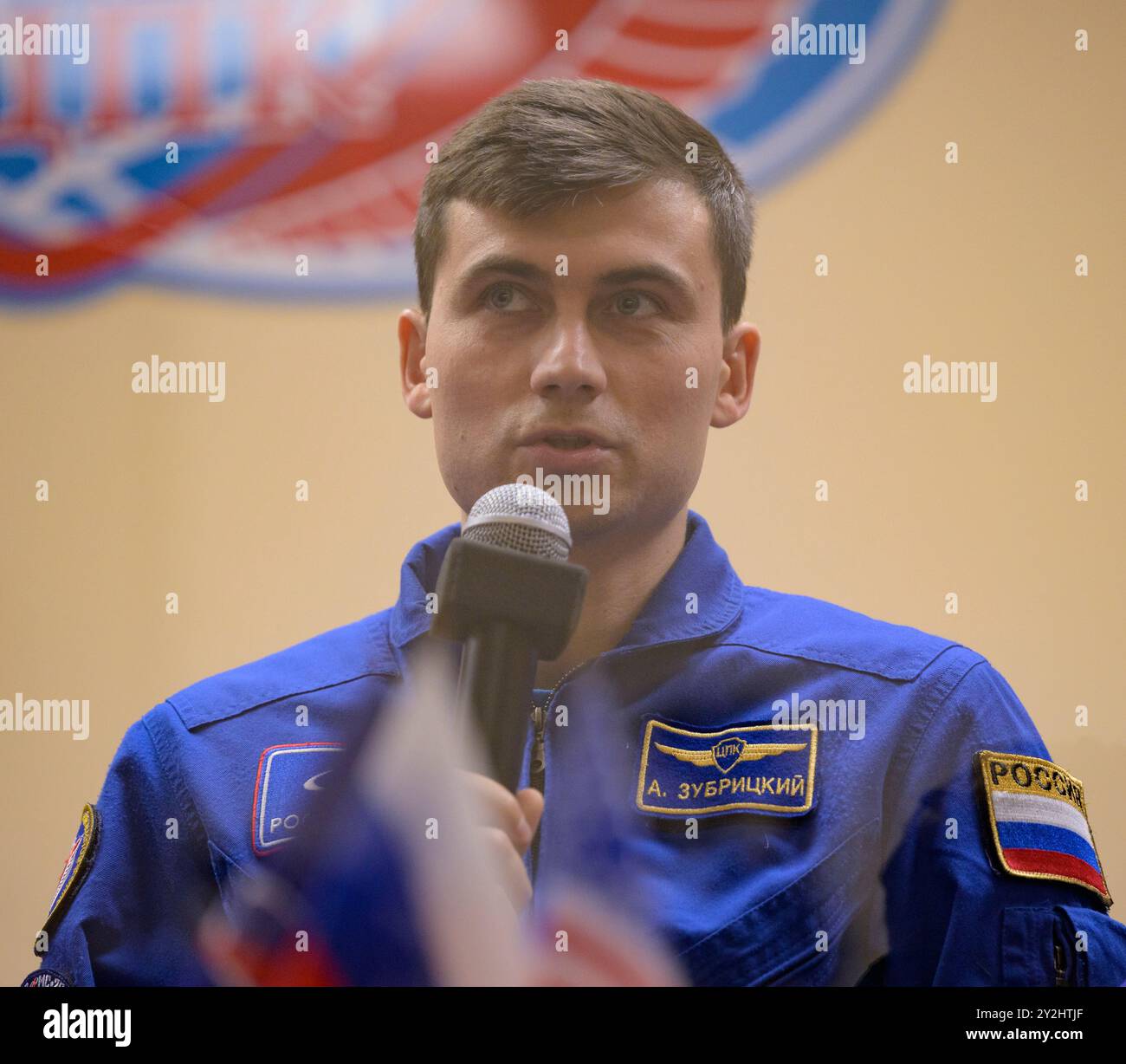 Baikonur, Kazakistan. 10 settembre 2024. L'equipaggio di riserva di Expedition 72 Alexey Zubritskiy in quarantena, dietro vetro, risponde ad una domanda durante una conferenza stampa, presso il Cosmonaut Hotel, 10 settembre 2024, a Baikonur, Kazakistan. Ivan Vagner, il collega cosmonauta di Roscosmos Alexey Ovchinin e l'astronauta della NASA Don Pettit sono in programma per il lancio a bordo della loro Soyuz MS-26 l'11 settembre. Crediti: Bill Ingalls/NASA Photo/Alamy Live News Foto Stock