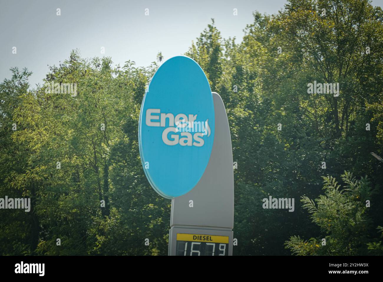 EnerGas, Tankstelle, Erdgas, fossile Brennstoffe, Dieselpreis, Energieversorgung, Mobilität, Kraftstoffpreise, Energiekrise, inflazione, Verkehr, fossile energie, Nachhaltigkeit, Tankstellennetz, Italien, Energiemarkt, alternative Kraftstoffe, CO2-Emissionen, Umweltdiskussion, Verkehrsinfrastruktur, Preisentwicklung, Energiepolitik, wirtschaftliche Herausforderungen, Verkehrssicherheit, Verbraucherpreise, Mobilitätswende, Energieunternehmen. *** EnerGas, stazione di rifornimento, gas naturale, combustibili fossili, prezzo del gasolio, fornitura di energia, mobilità, prezzi del carburante, crisi energetica, inflazione, trasporto, fossile Foto Stock