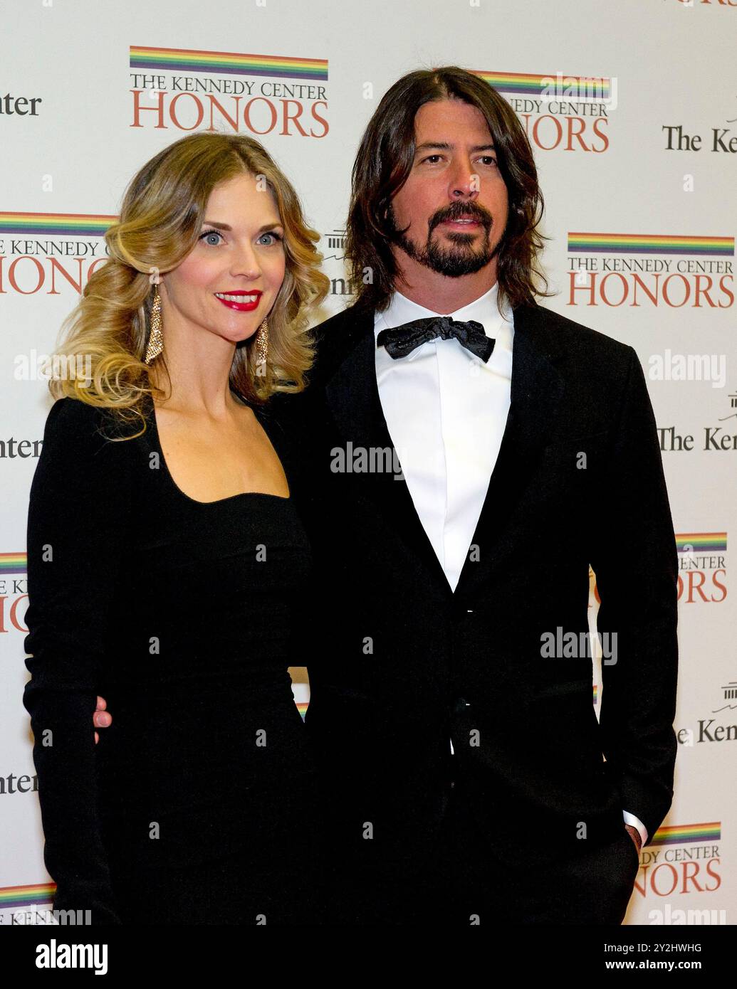 Il chitarrista dei Foo Fighters Dave Grohl e sua moglie Jordyn arrivano per la cena dell'artista formale in onore dei vincitori del Kennedy Center Honors 2012 ospitati dal Segretario di Stato degli Stati Uniti Hillary Rodham Clinton al Dipartimento di Stato degli Stati Uniti a Washington, DC sabato 1 dicembre 2012. I 2012 onorari sono Buddy Guy, l'attore Dustin Hoffman, il presentatore a tarda notte David Letterman, la ballerina Natalia Makarova e la rock band britannica LED Zeppelin (Robert Plant, Jimmy Page e John Paul Jones). Crediti: Ron Sachs/CNP /MediaPunch Foto Stock