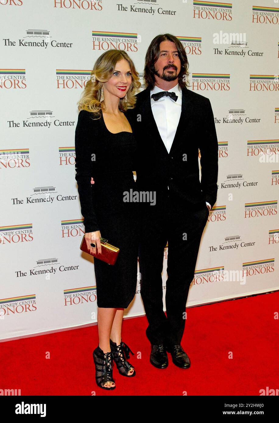 Il chitarrista dei Foo Fighters Dave Grohl e sua moglie Jordyn arrivano per la cena dell'artista formale in onore dei vincitori del Kennedy Center Honors 2012 ospitati dal Segretario di Stato degli Stati Uniti Hillary Rodham Clinton al Dipartimento di Stato degli Stati Uniti a Washington, DC sabato 1 dicembre 2012. I 2012 onorari sono Buddy Guy, l'attore Dustin Hoffman, il presentatore a tarda notte David Letterman, la ballerina Natalia Makarova e la rock band britannica LED Zeppelin (Robert Plant, Jimmy Page e John Paul Jones). Crediti: Ron Sachs/CNP /MediaPunch Foto Stock