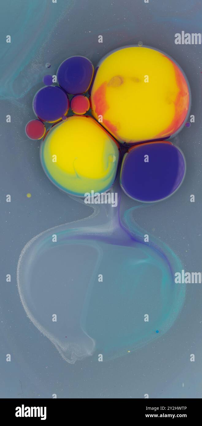 Le colorate bolle astratte creano un'esposizione vivace in un mezzo liquido, che mostra motivi e forme intricati Foto Stock