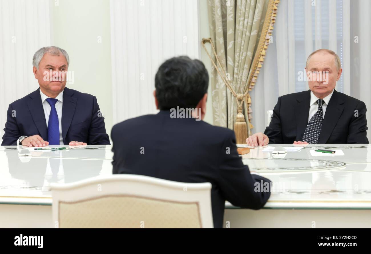 Mosca, Russia. 10 settembre 2024. Il presidente russo Vladimir Putin, a destra, e il presidente della Duma Vyacheslav Volodin, a sinistra, ascoltano il presidente dell'Assemblea nazionale vietnamita Tran Thanh Man, a destra, durante un incontro bilaterale faccia a faccia al Cremlino, 10 settembre 2024 a Mosca, Russia. Crediti: Vyacheslav Prokofyev/piscina del Cremlino/Alamy Live News Foto Stock